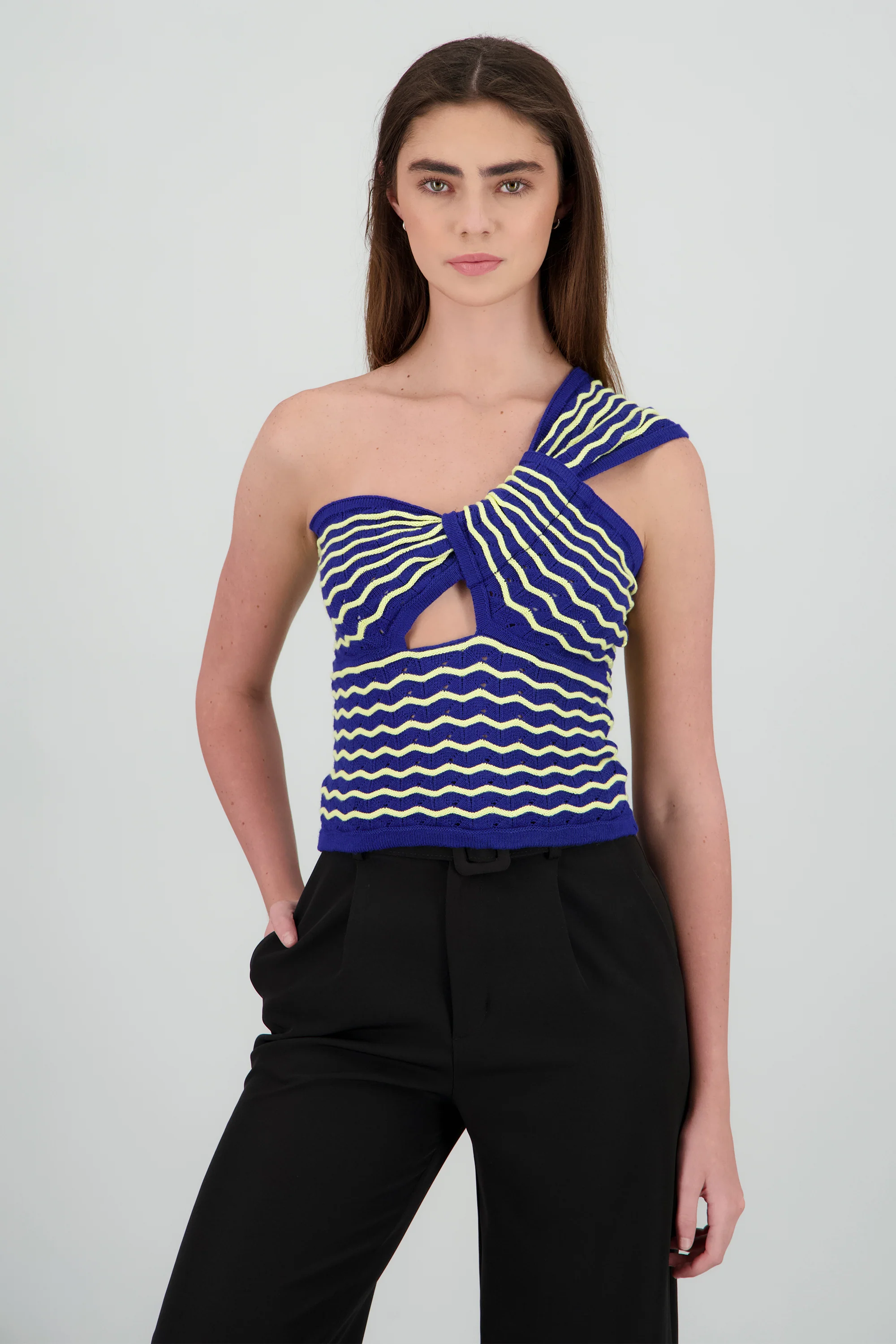 Top escote asimetrico con nudo