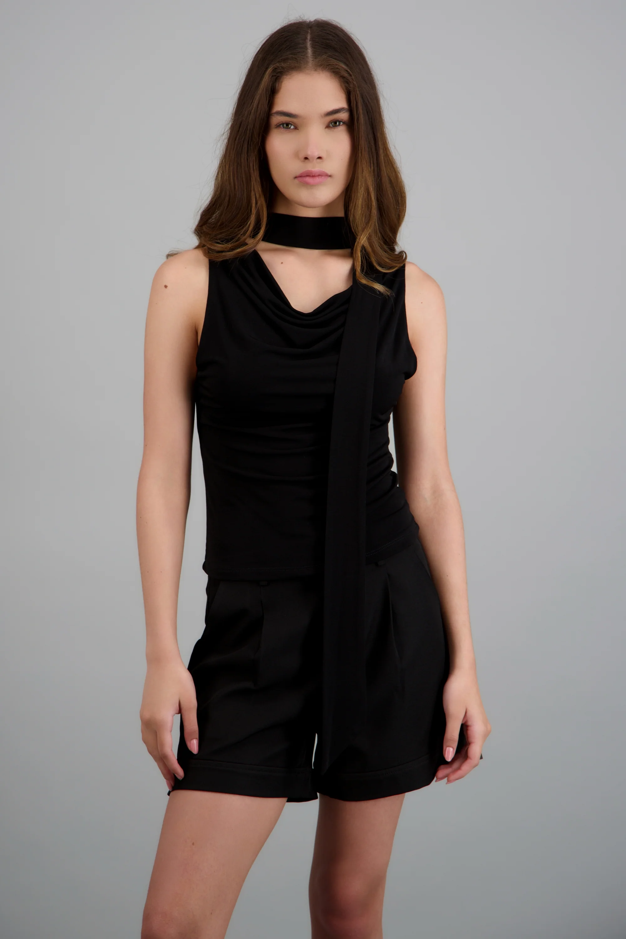Top escote drapeado detalle bufanda