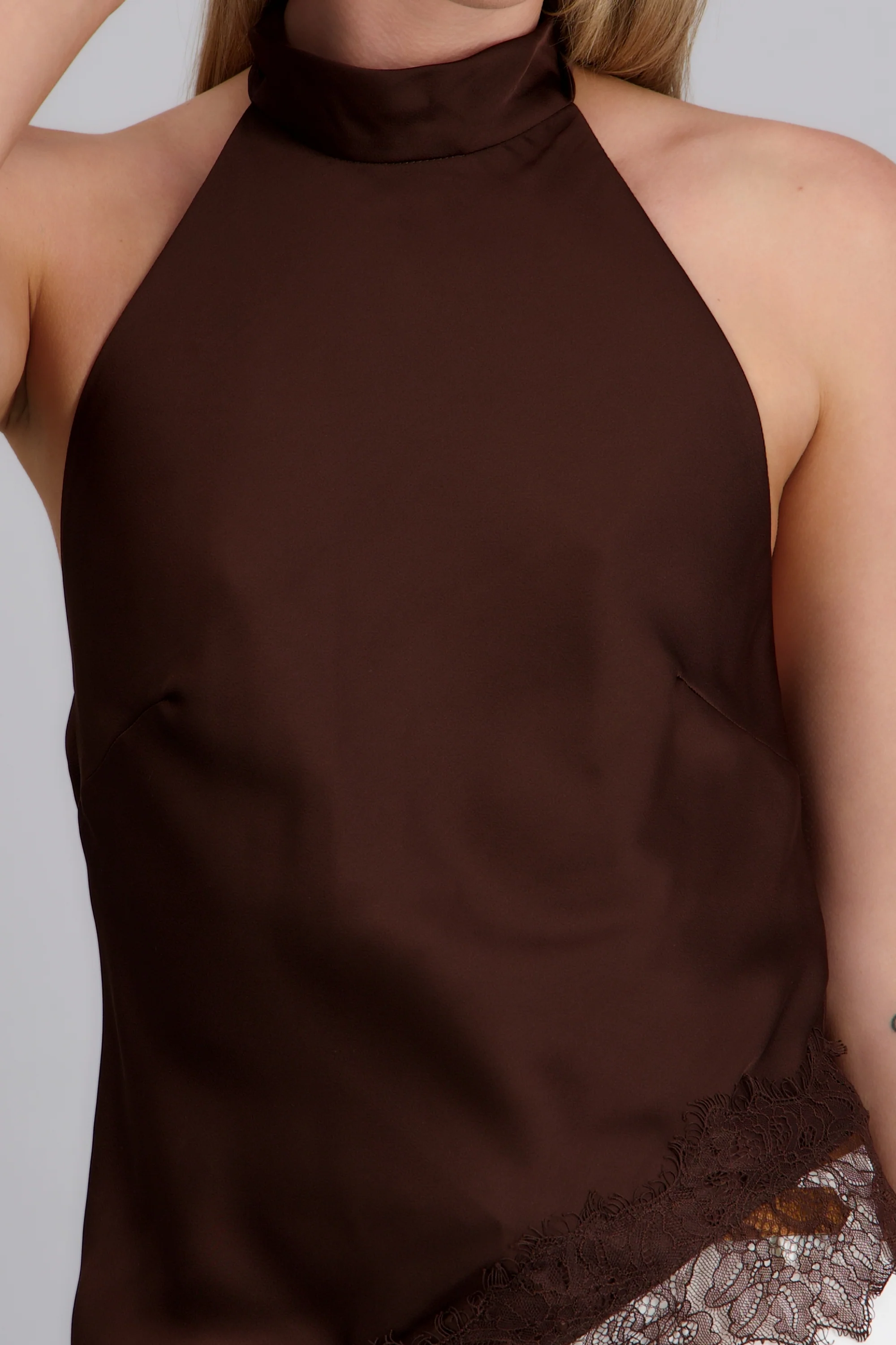 Top halter amarre satinado detalle encaje - Image 5