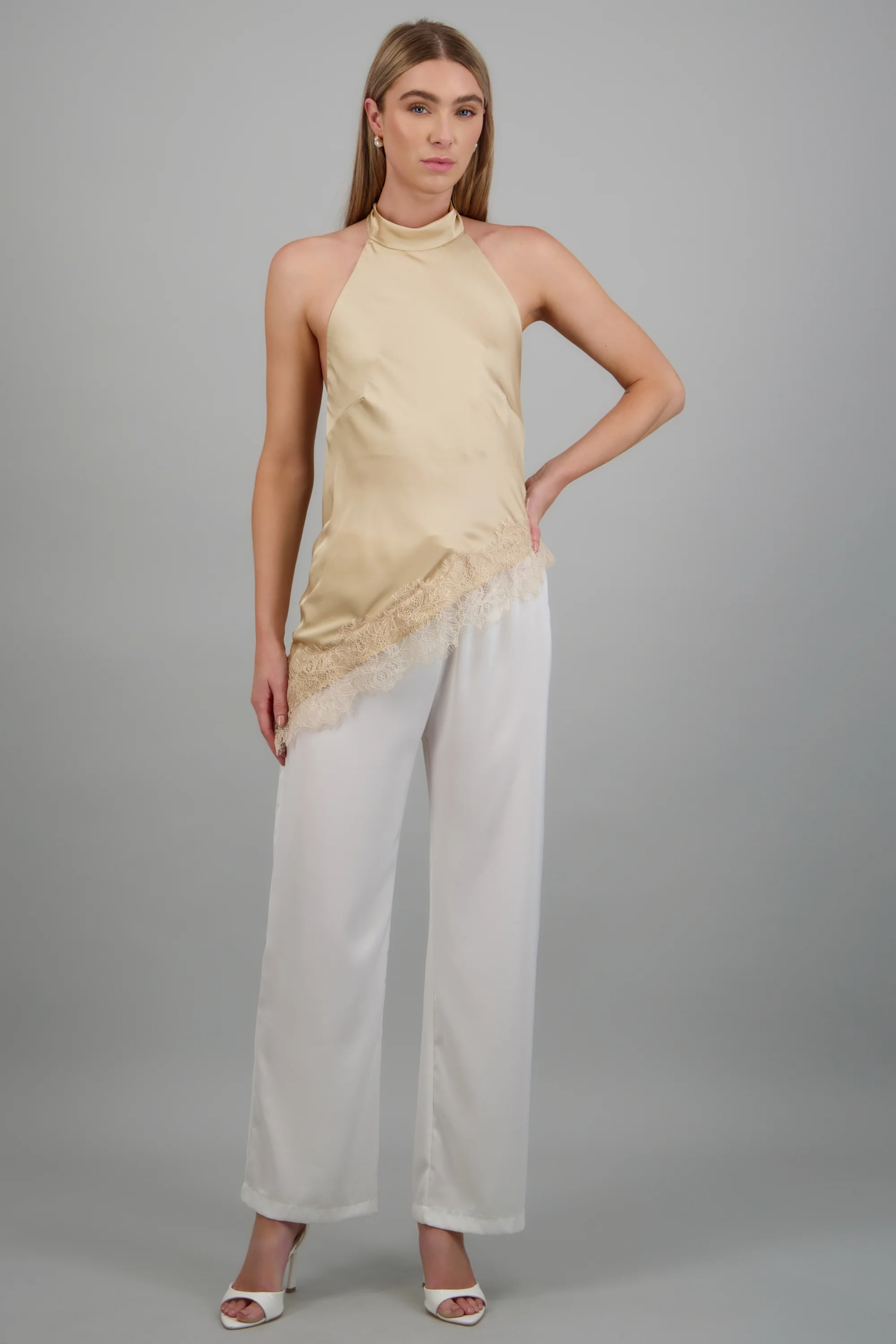 Top halter amarre satinado detalle encaje
