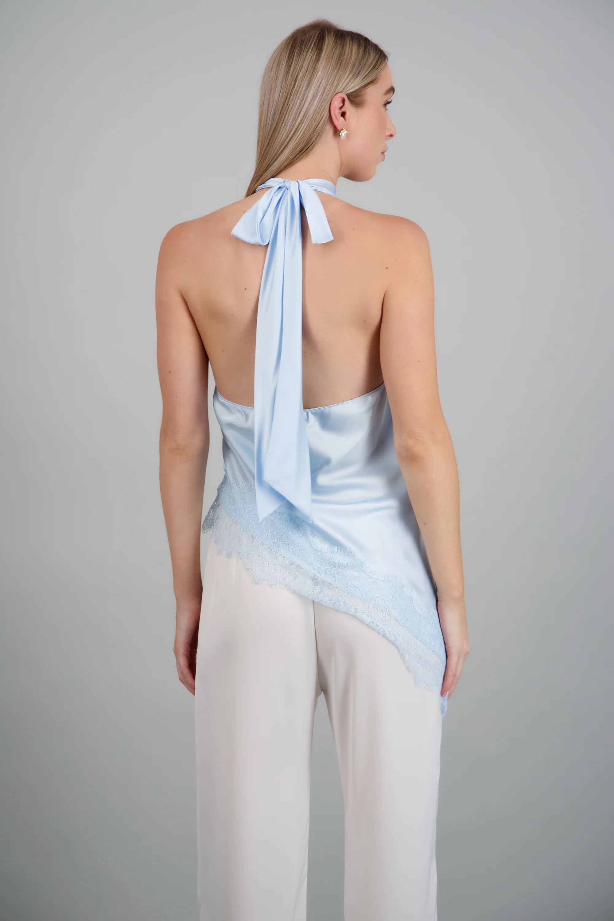 Top halter amarre satinado detalle encaje - Image 4