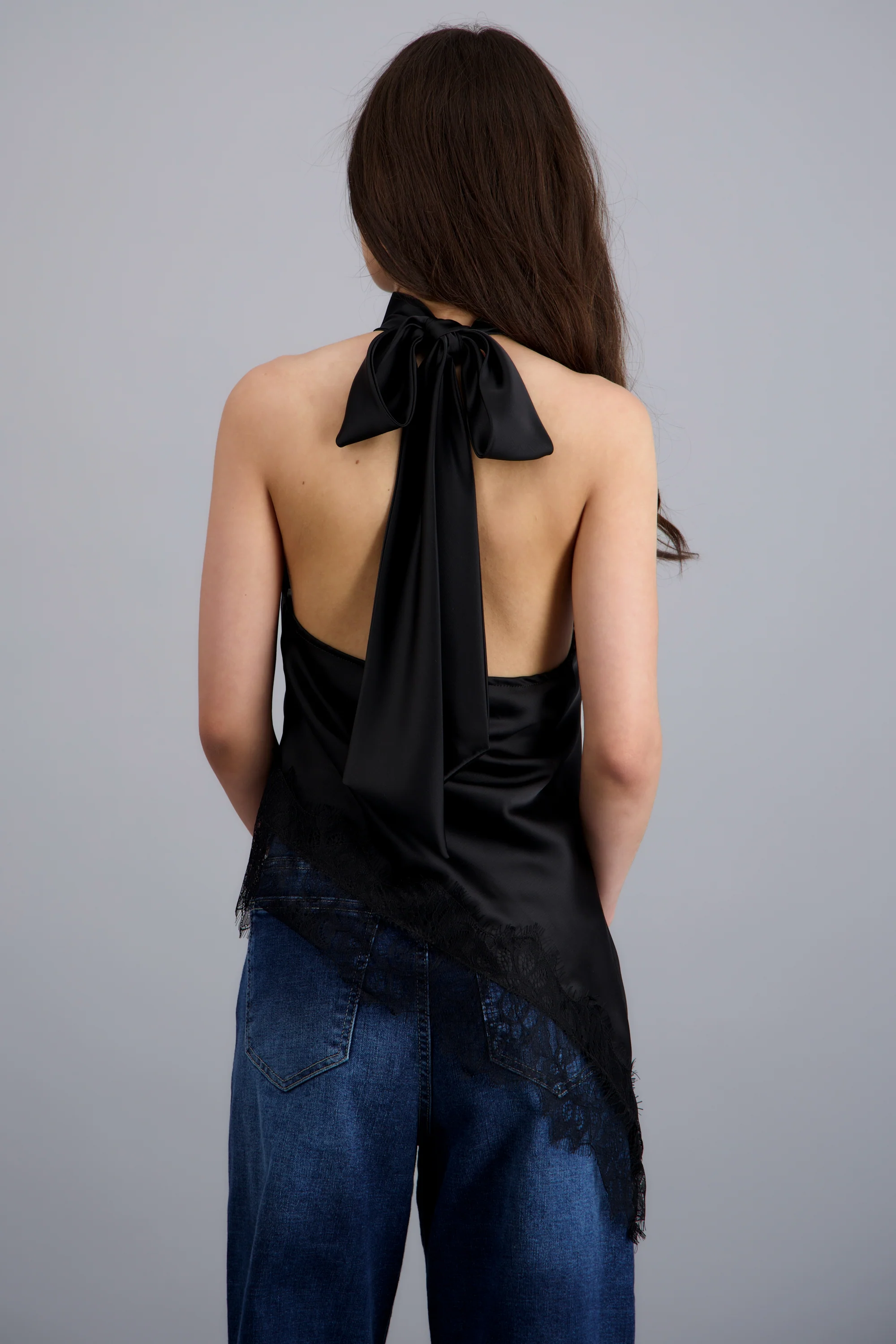 Top halter amarre satinado detalle encaje - Image 4