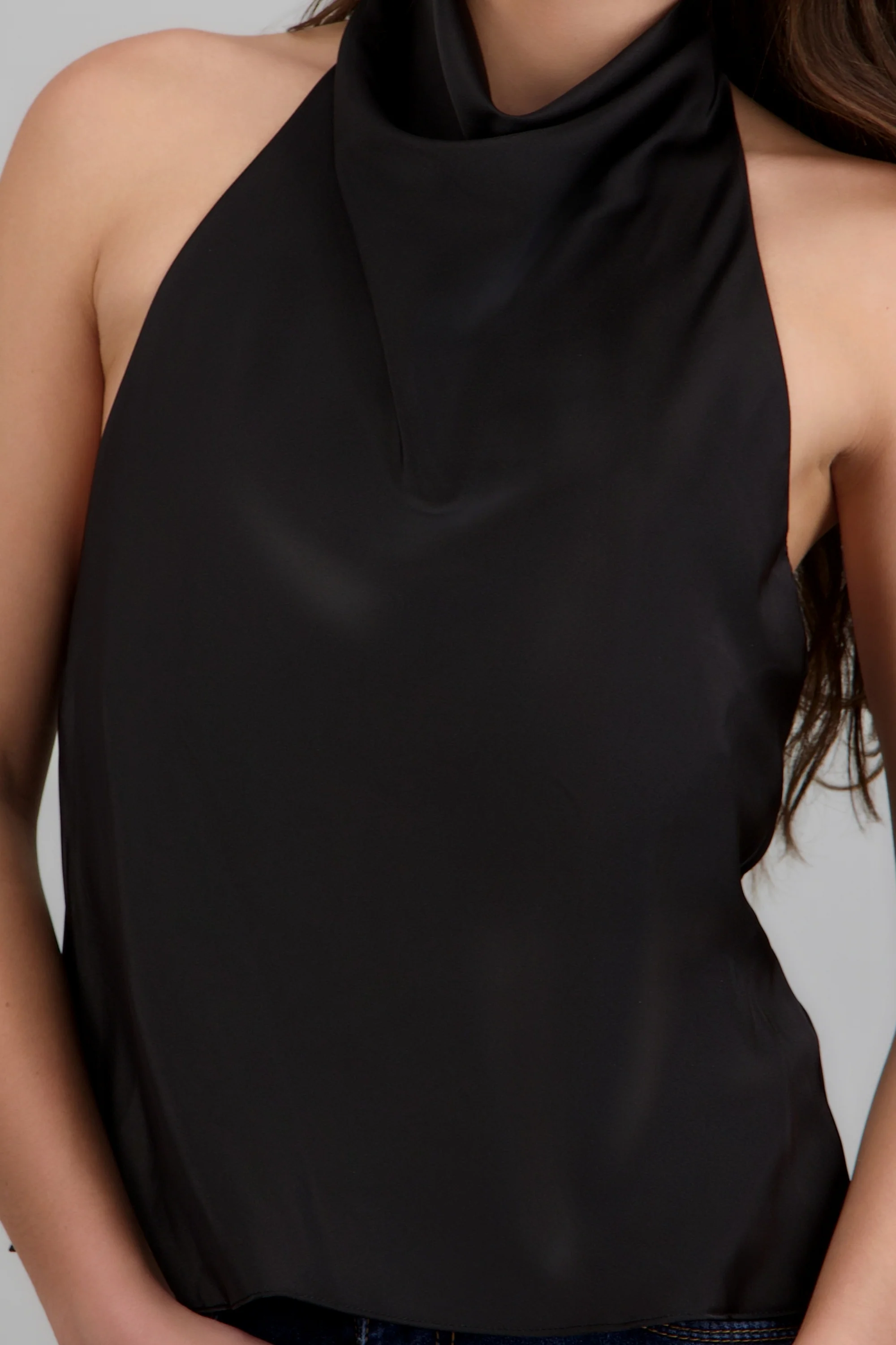 Top halter de cuello cascada satinado - Image 5