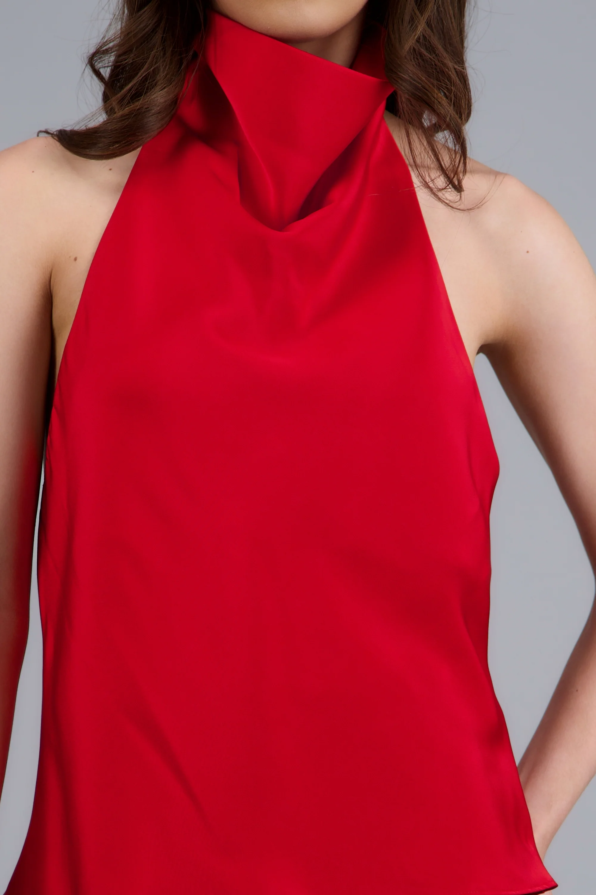 Top halter de cuello cascada satinado - Image 5