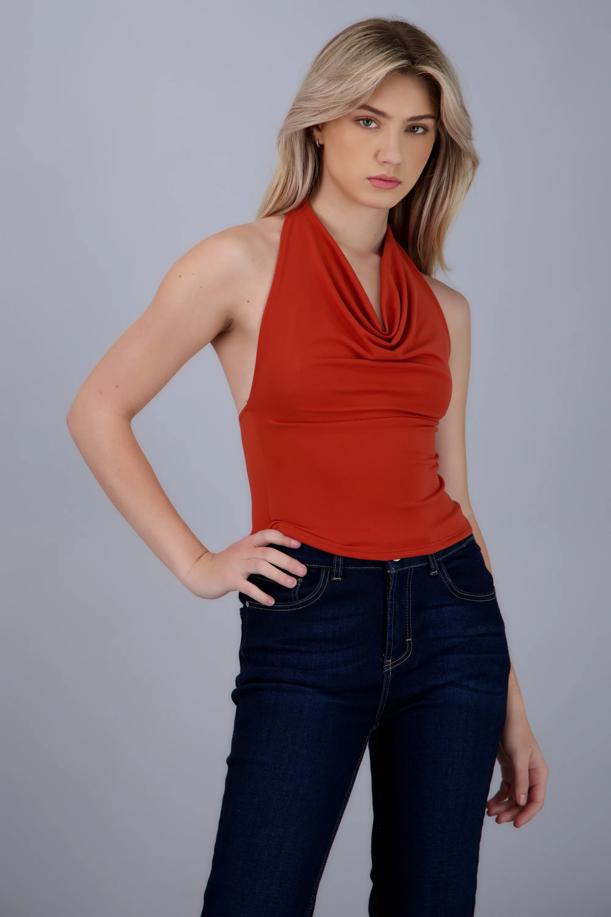 Top halter escote cascada
