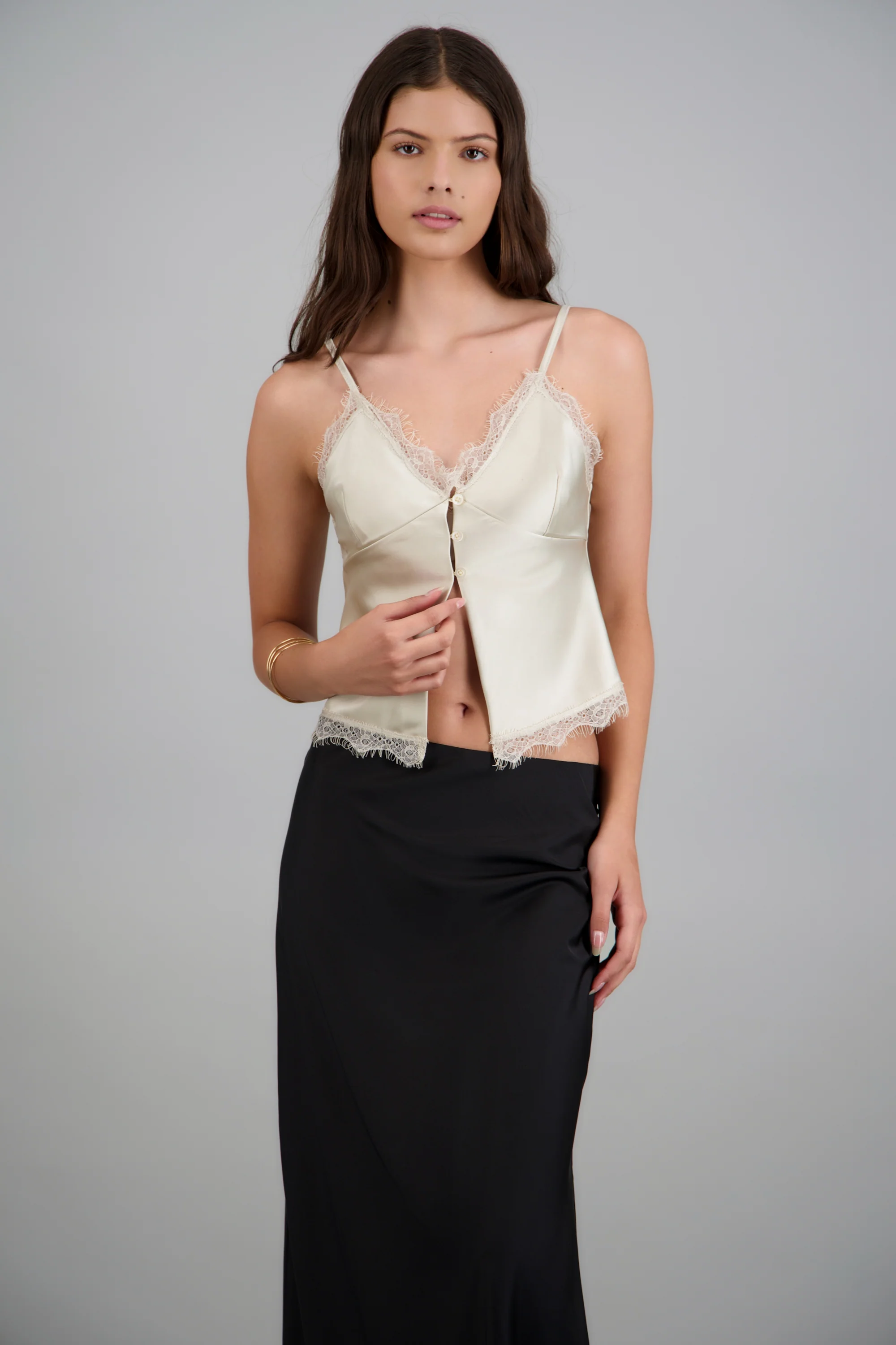 top halter satinado detalle encaje - Image 2
