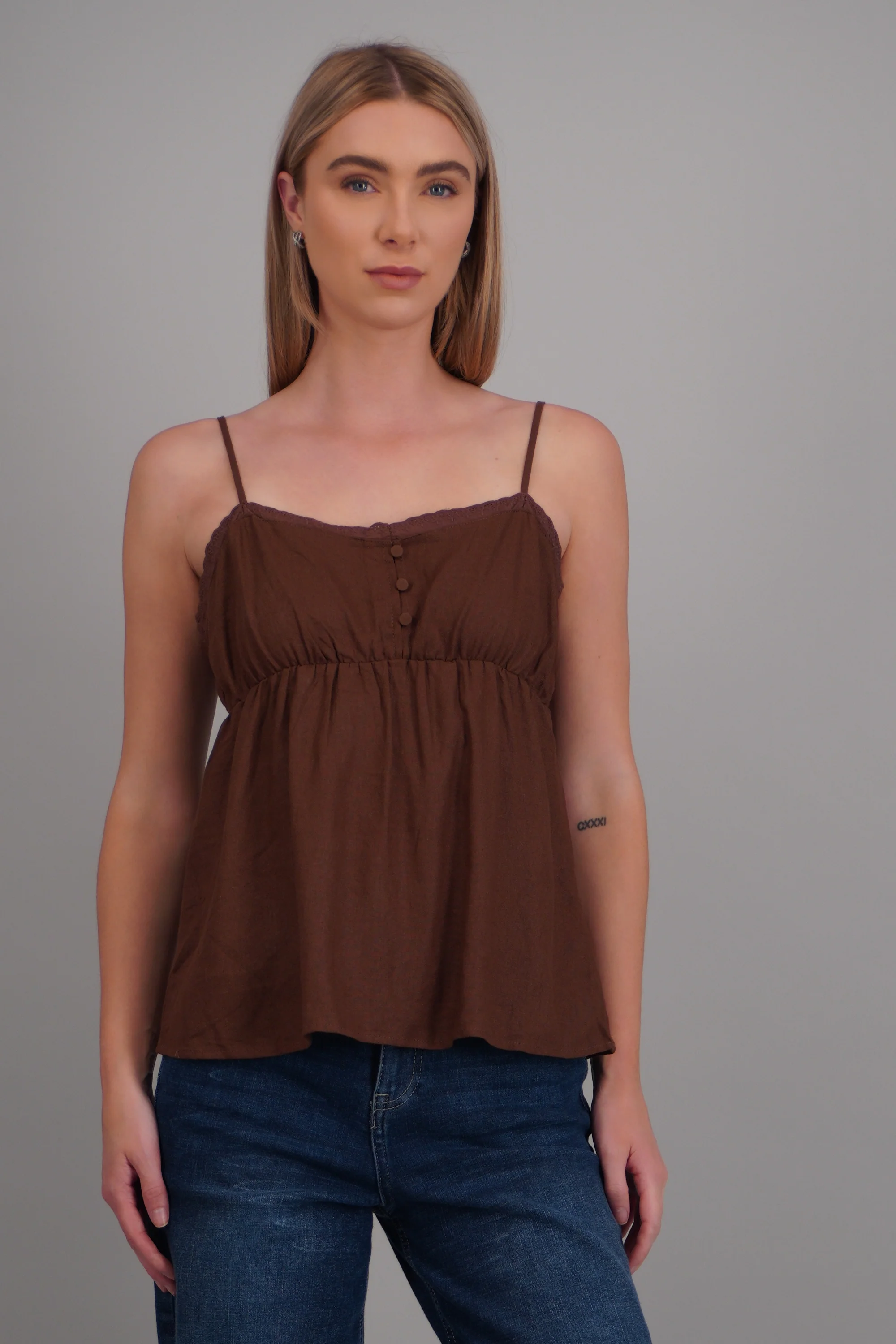 Top lino tirantes detalle escote