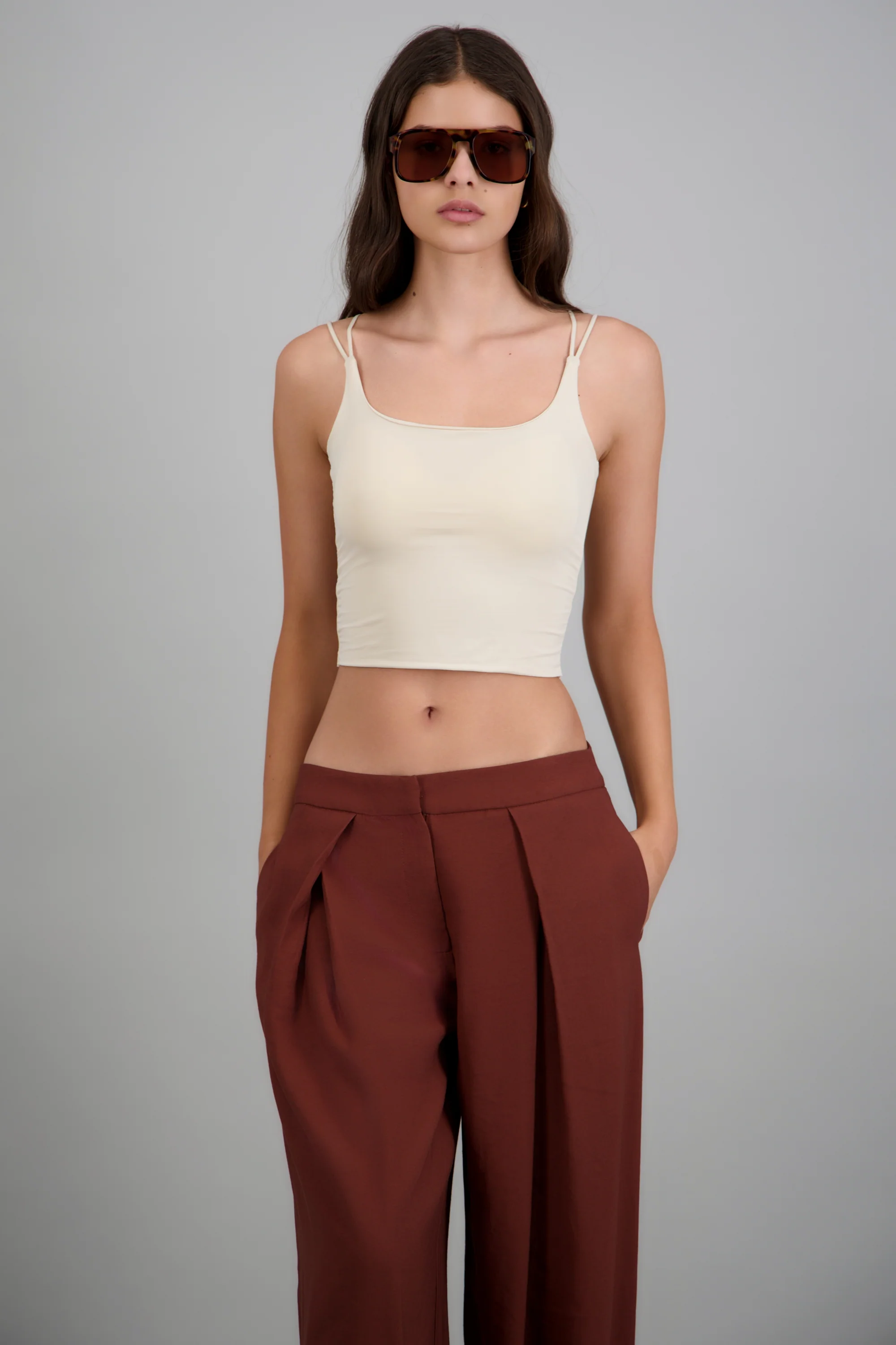 Top liso con escote en espalda