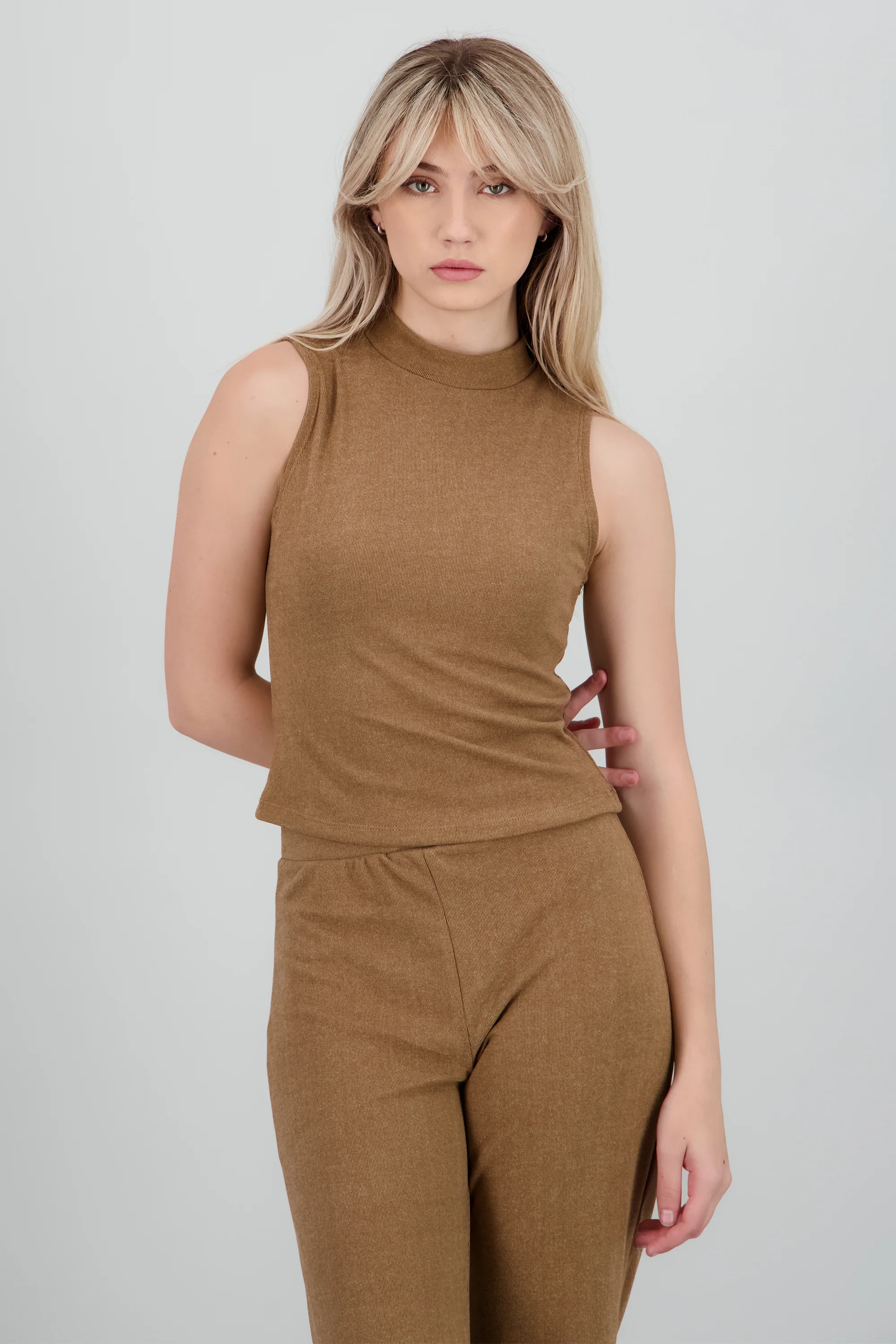 Top rib sin manga cuello alto