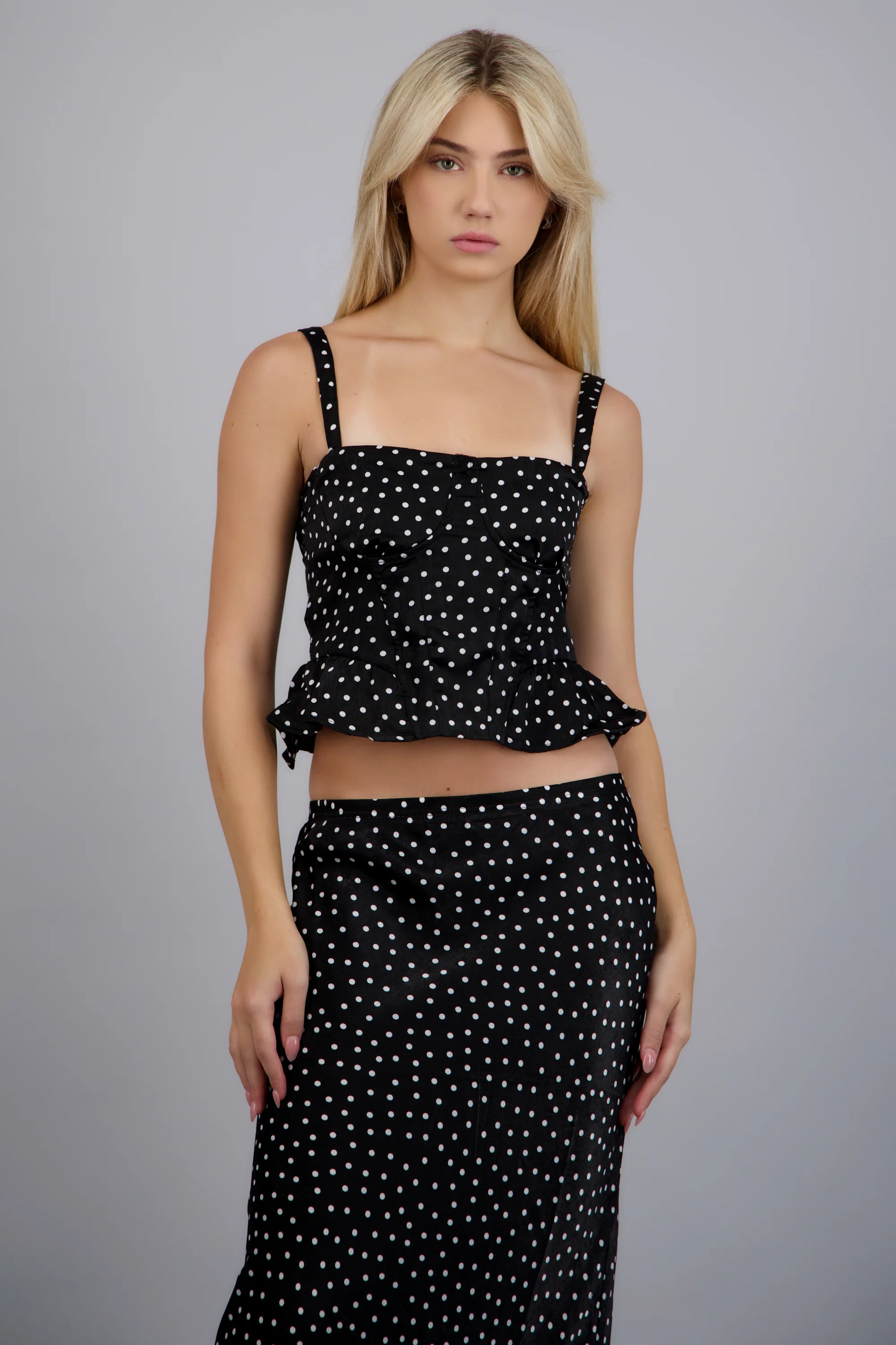 Top satinado con copas polka dots