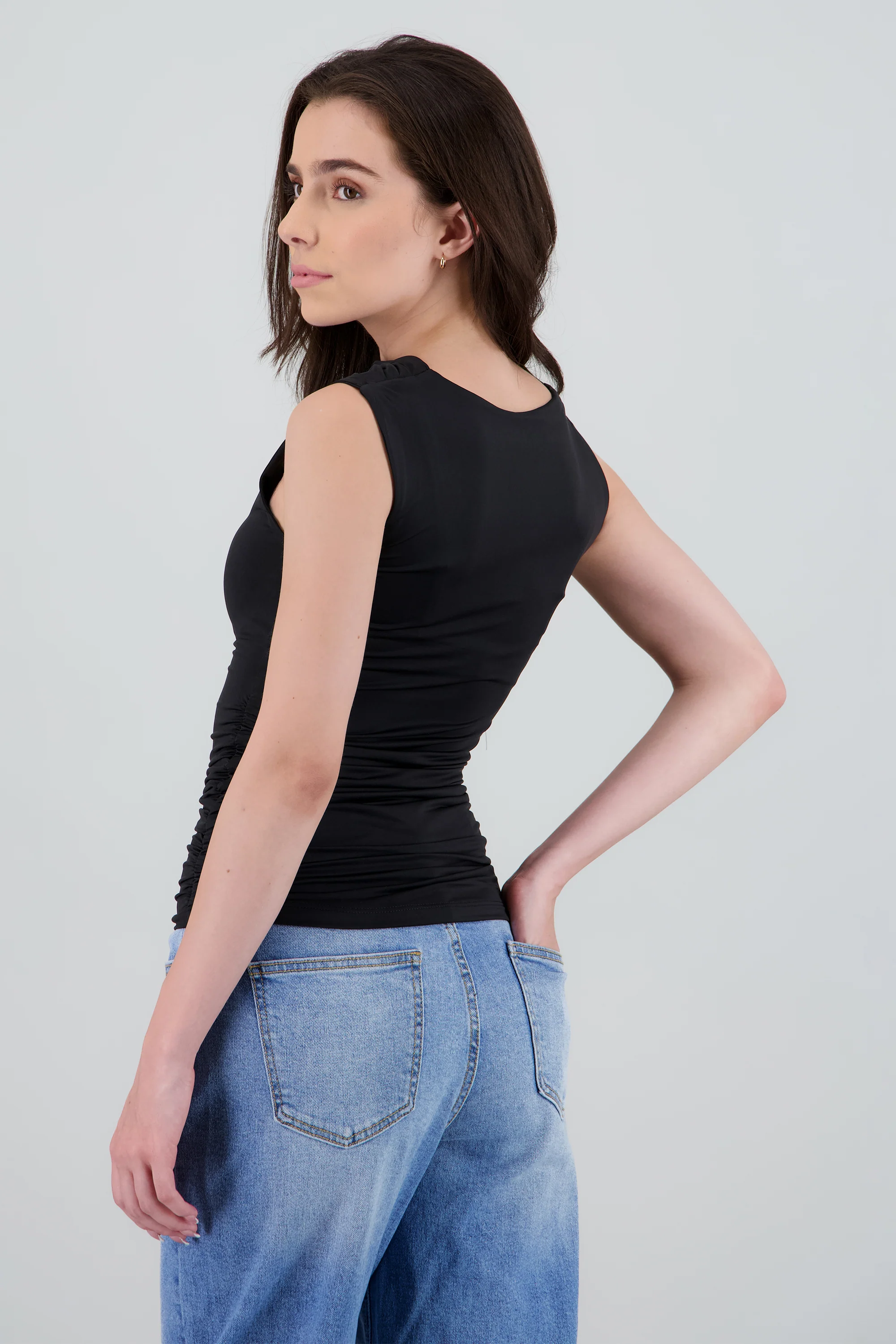 Top sin mangas cuello drapeado - Image 4