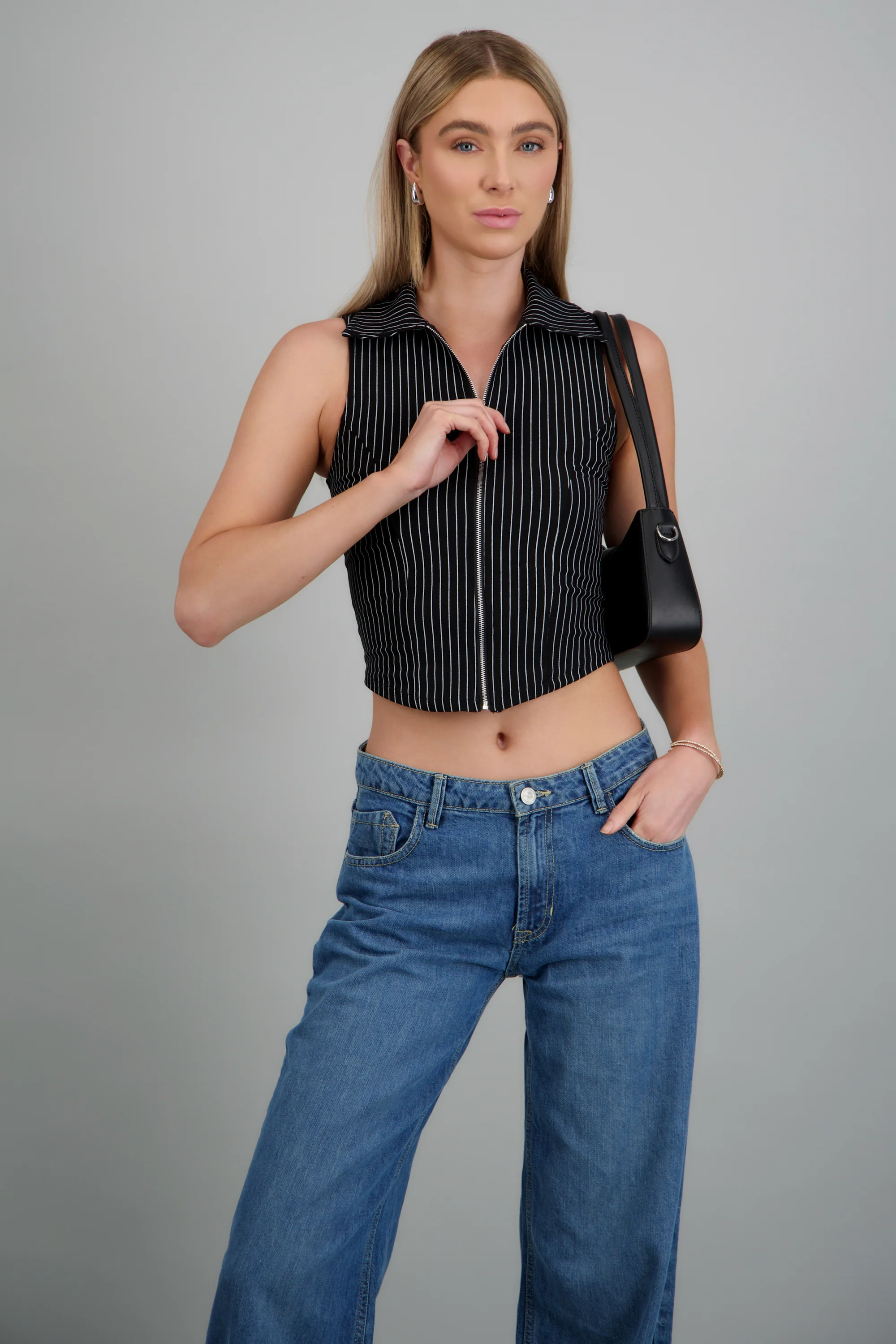 Top sin mangas cuello polo detalle cierre