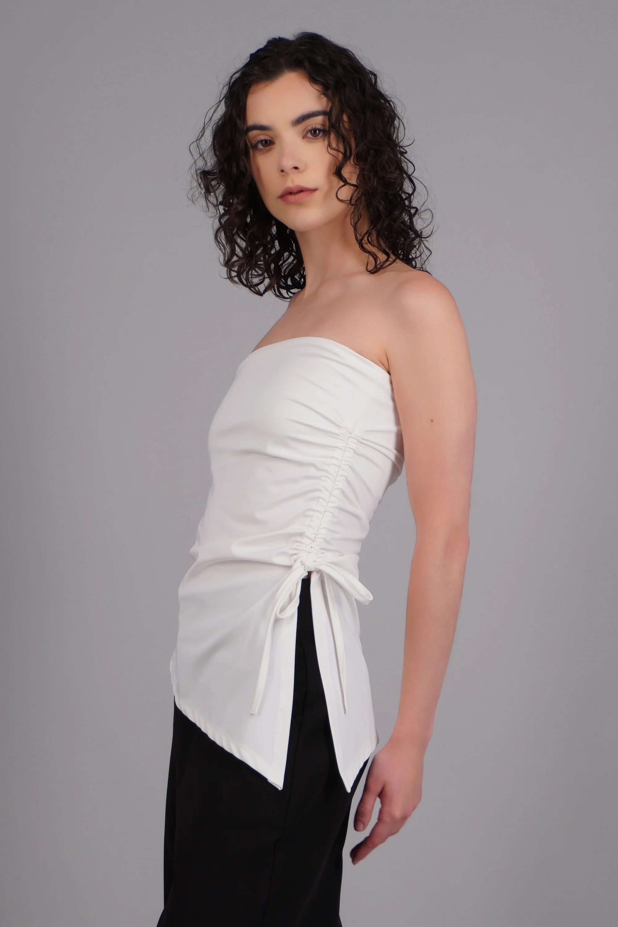 Top strapless caida asimétrica jareta - Image 2