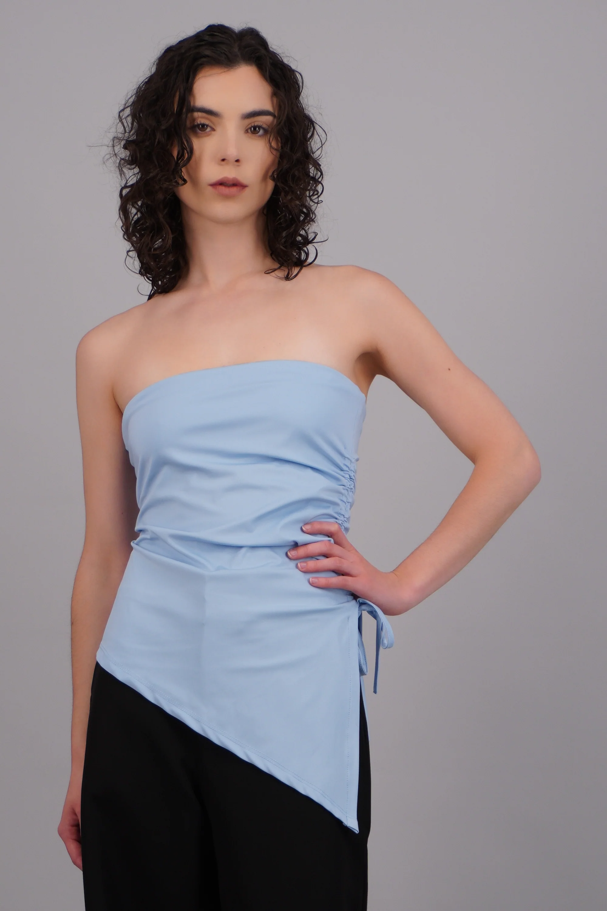 Top strapless caida asimétrica jareta - Image 3