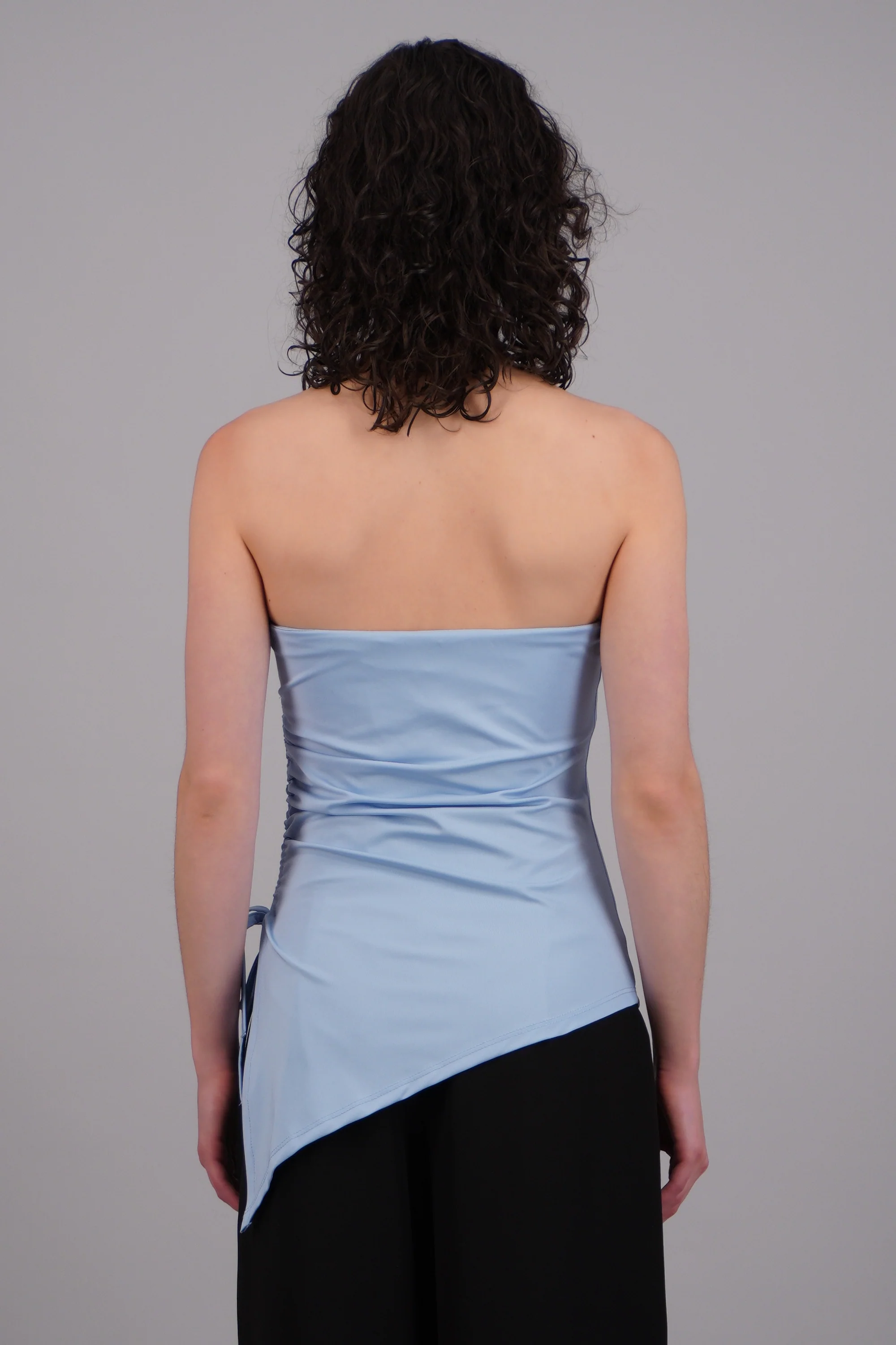 Top strapless caida asimétrica jareta - Image 4