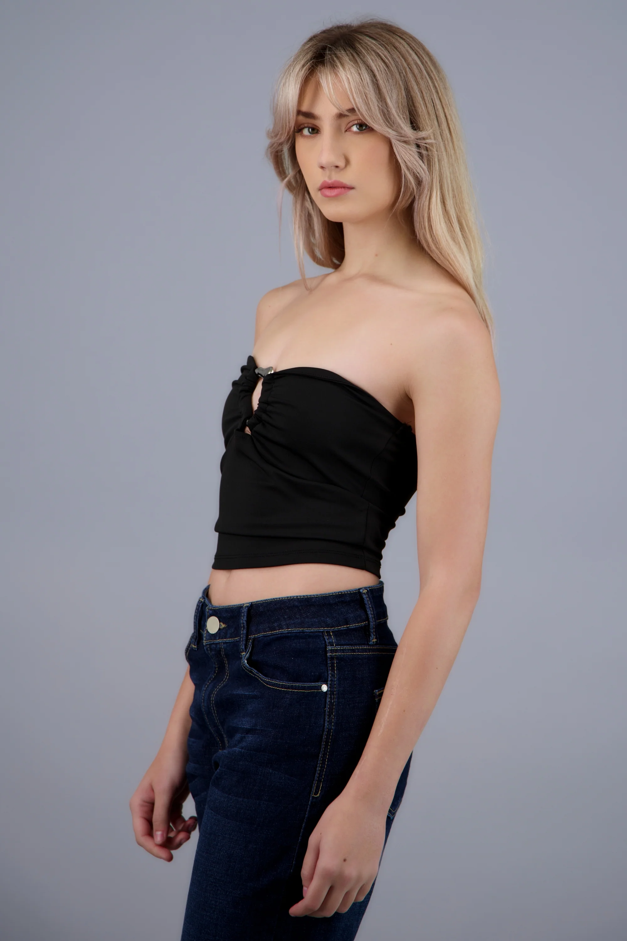 Top strapless con detalle escote - Image 2