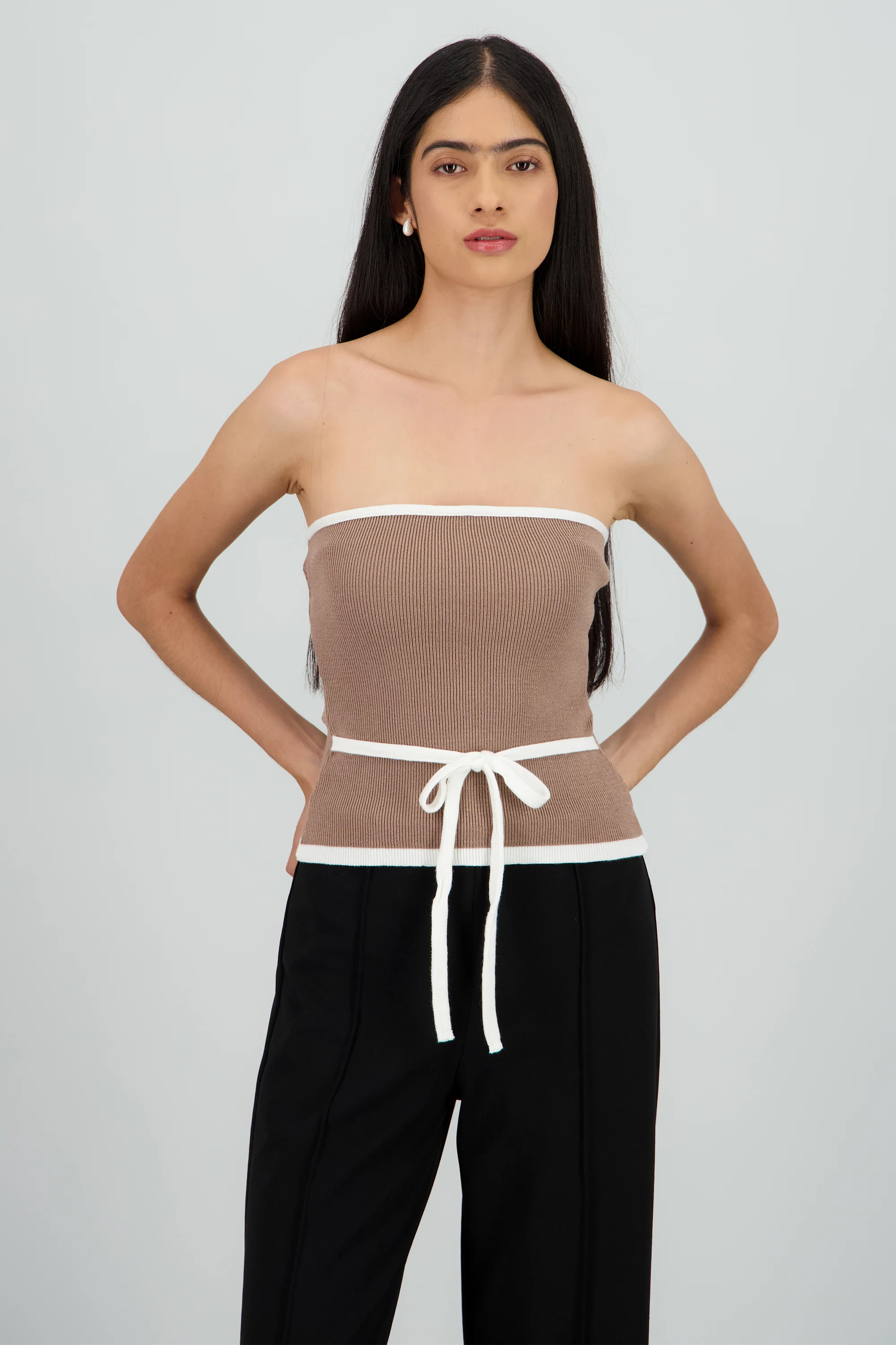 Top strapless detalle moño contraste