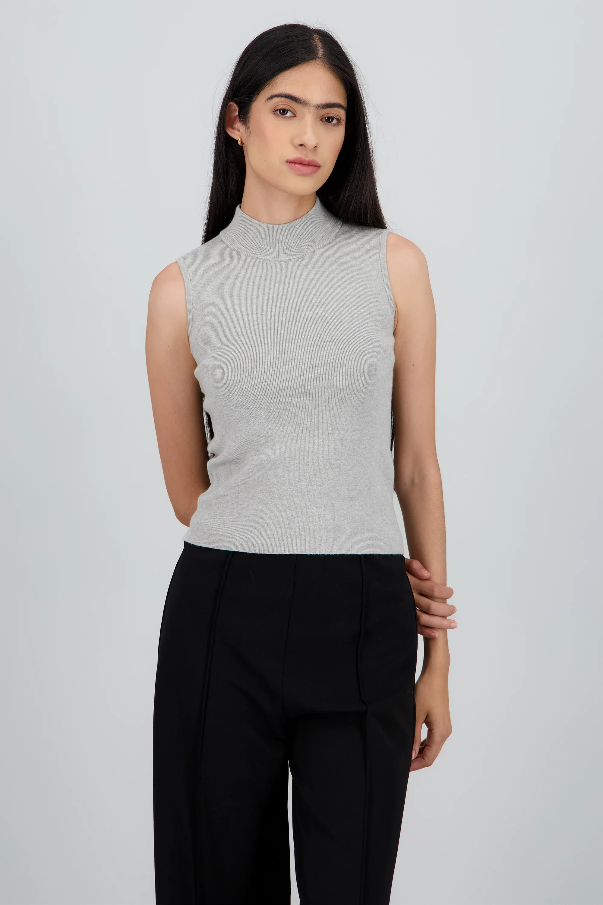 Top tejido sin manga cuello alto