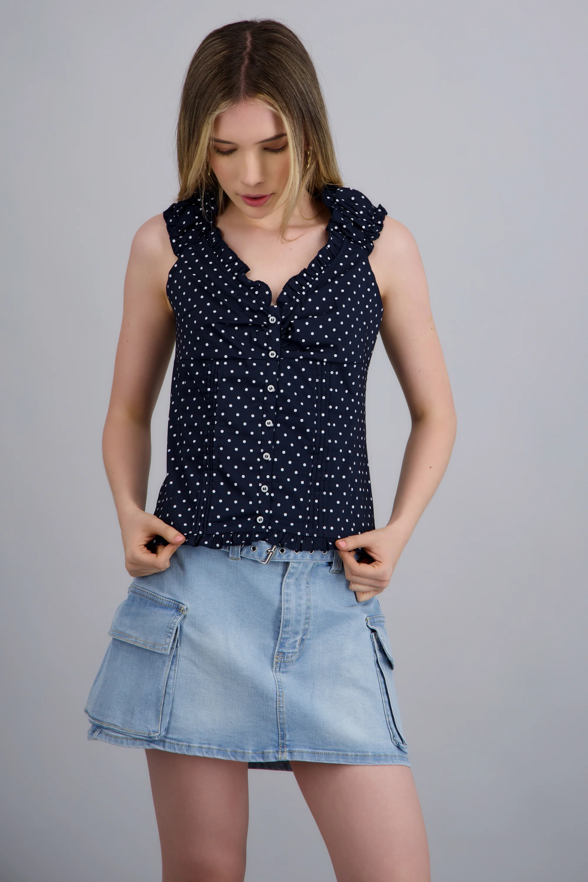 top volantes cuello v polka dots