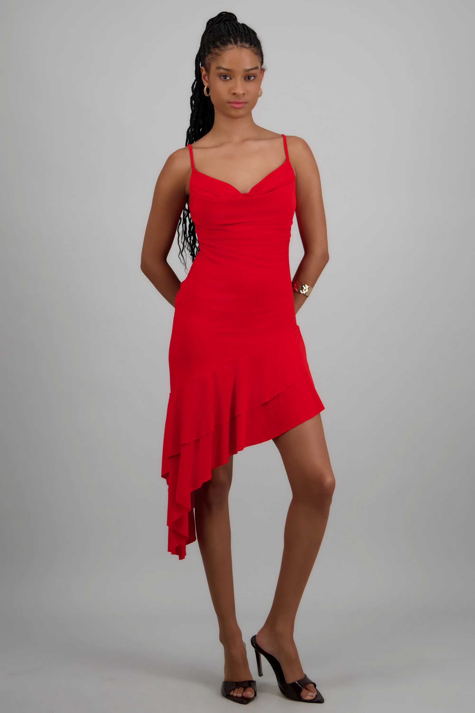 Vestido asimétrico cuello cascada tirantes