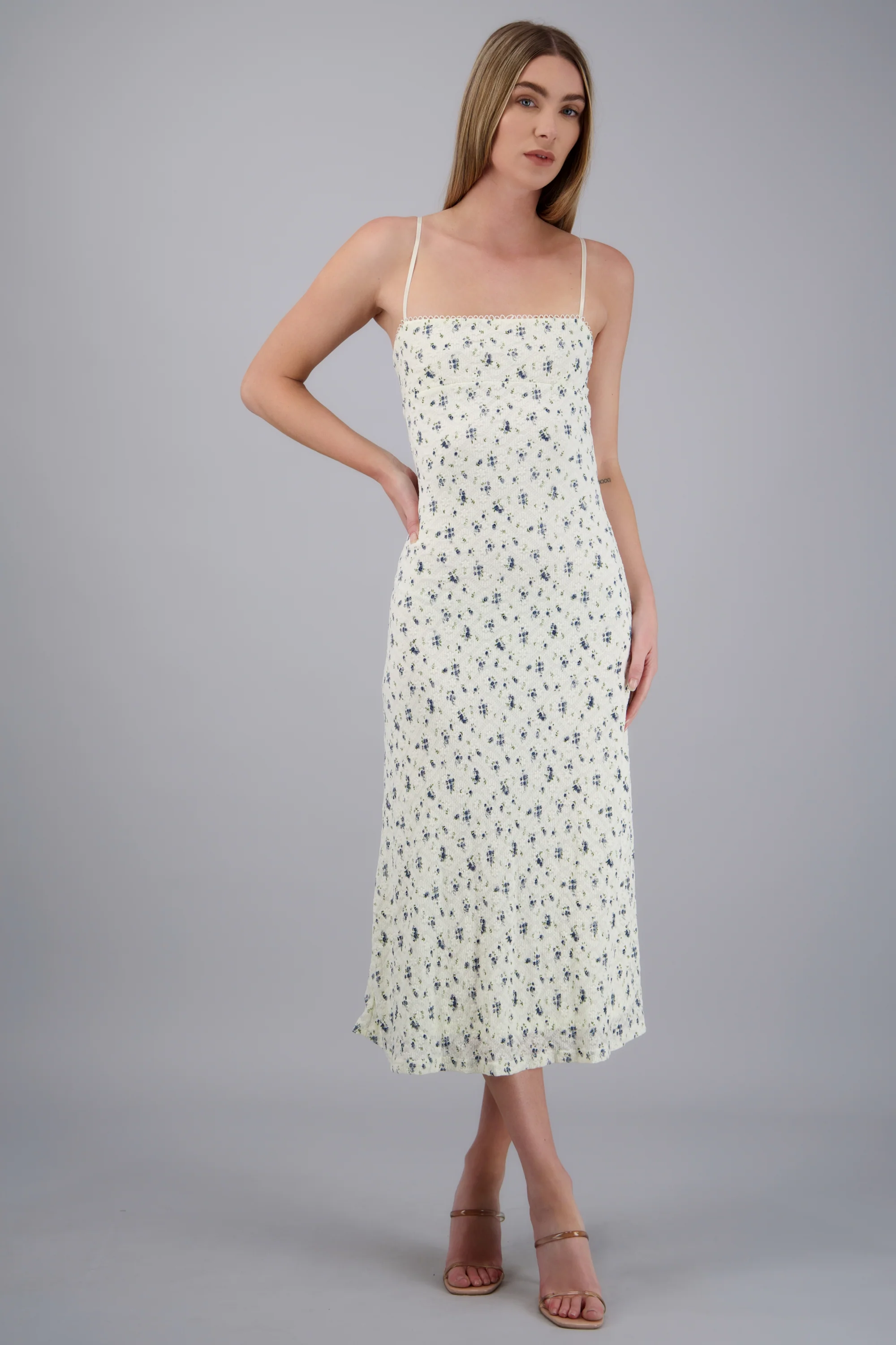 Vestido bodycon encaje y flores