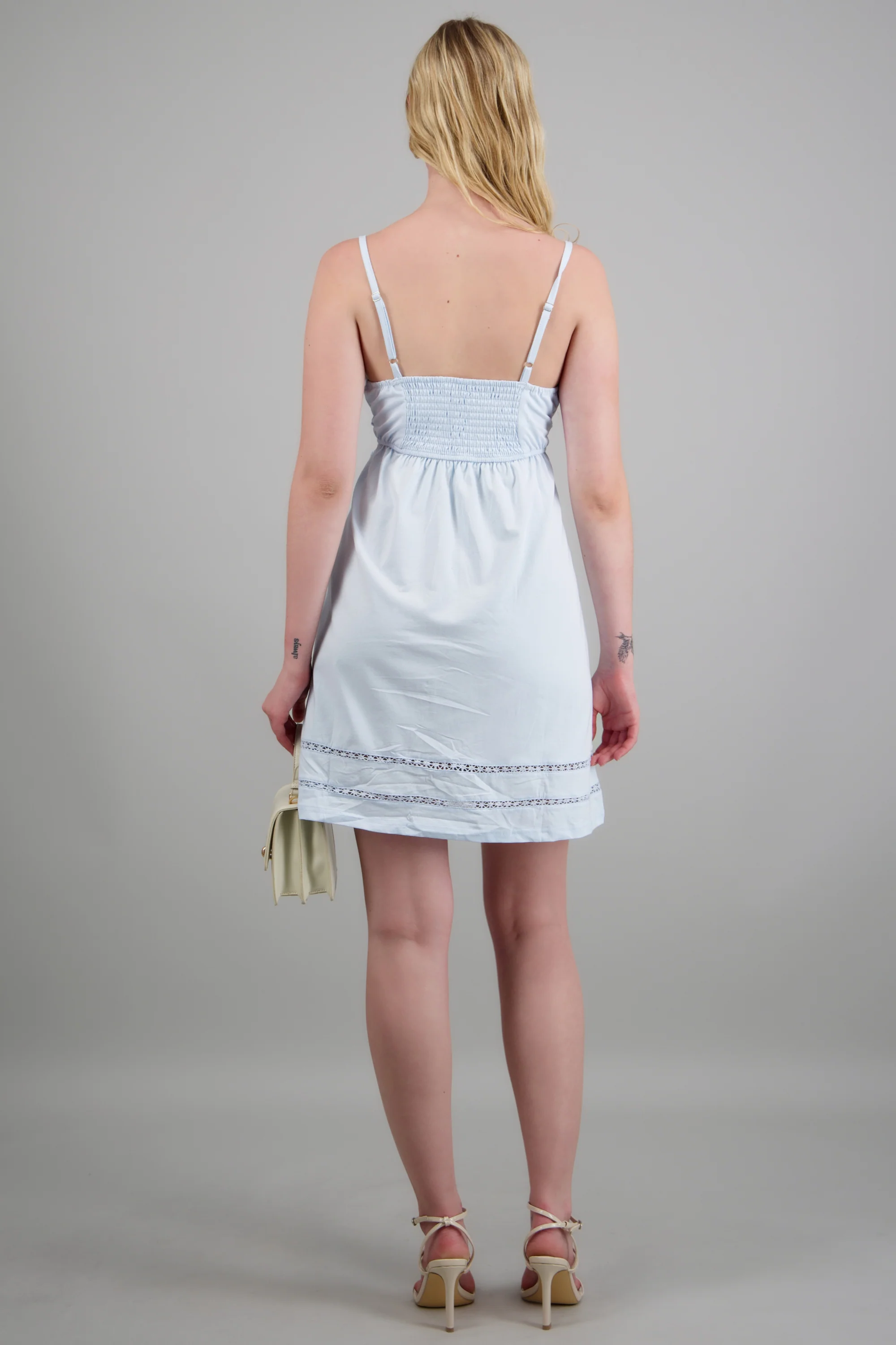 Vestido corto ligero detalle escote - Image 4