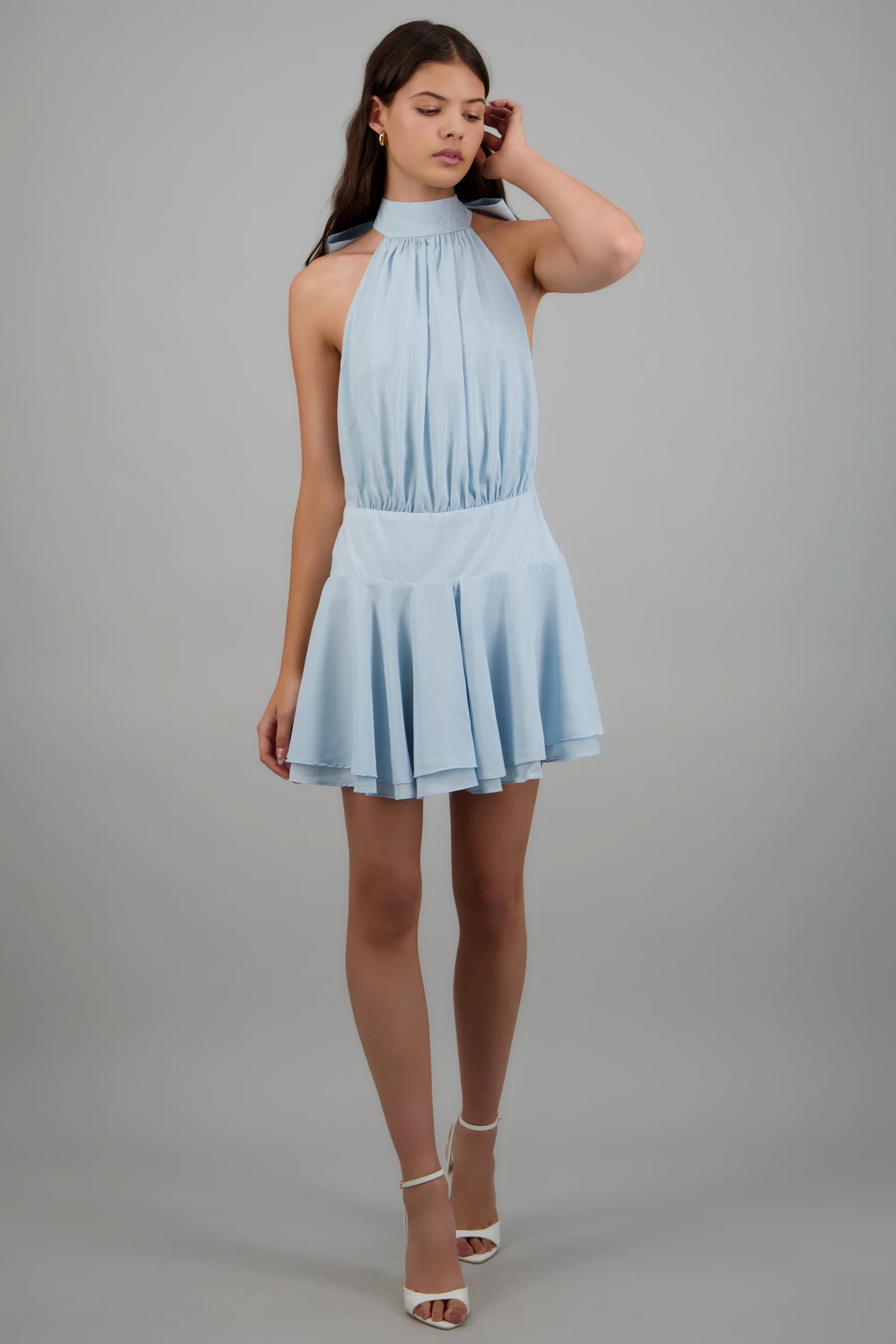 Vestido cuello alto espalda descubierta
