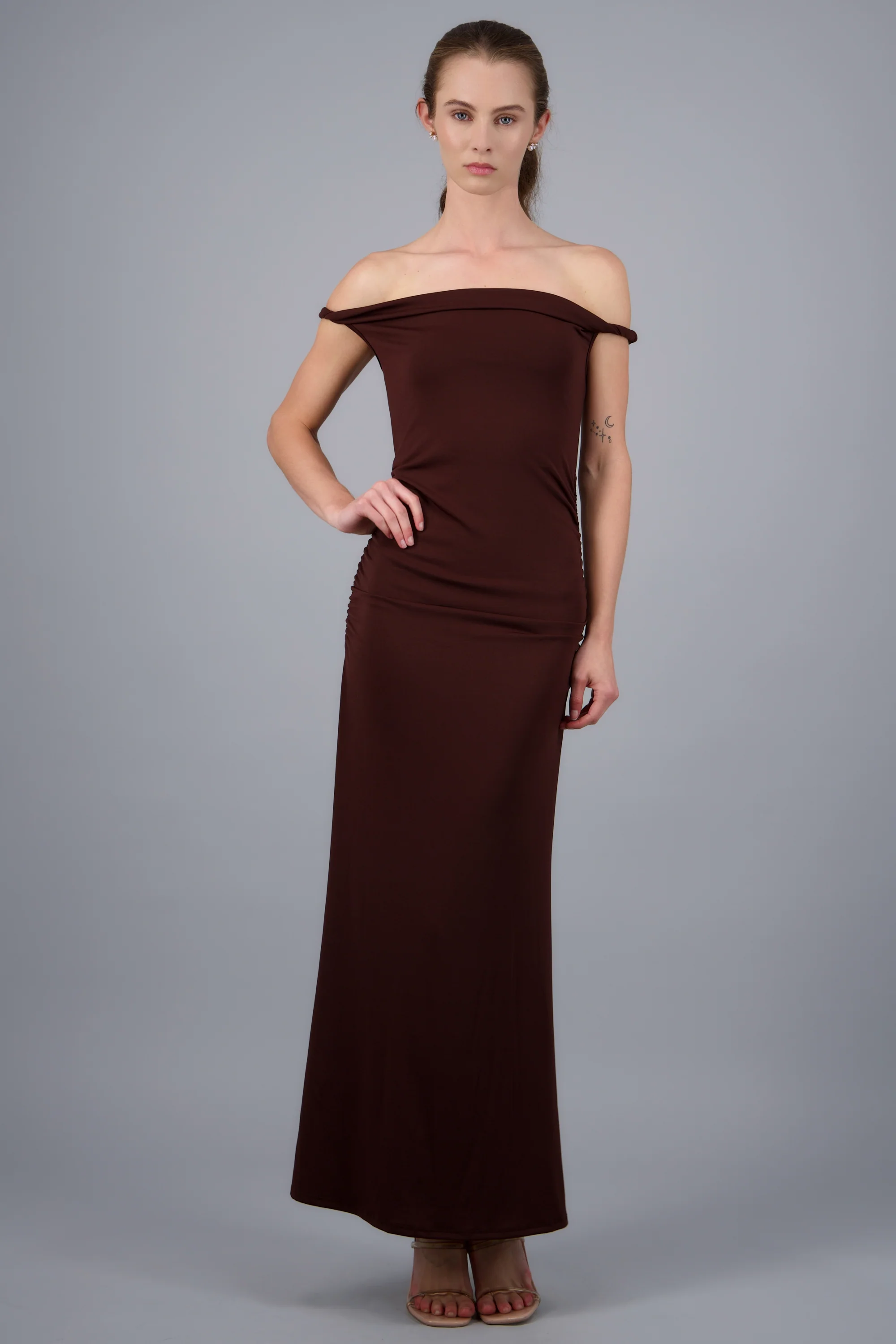 Vestido drapeado off shoulder