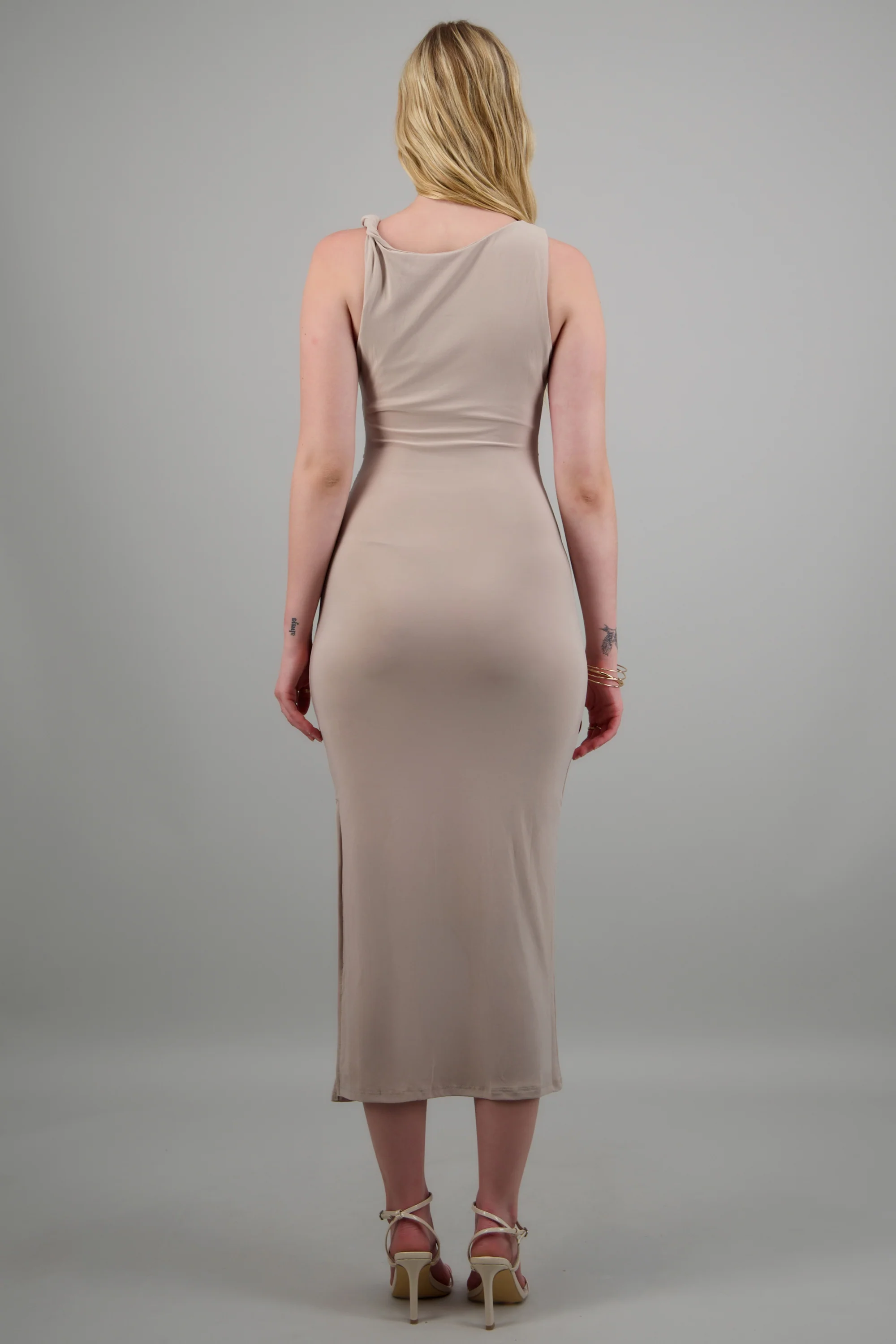 Vestido maxi detalle drapeado con herraje - Image 4