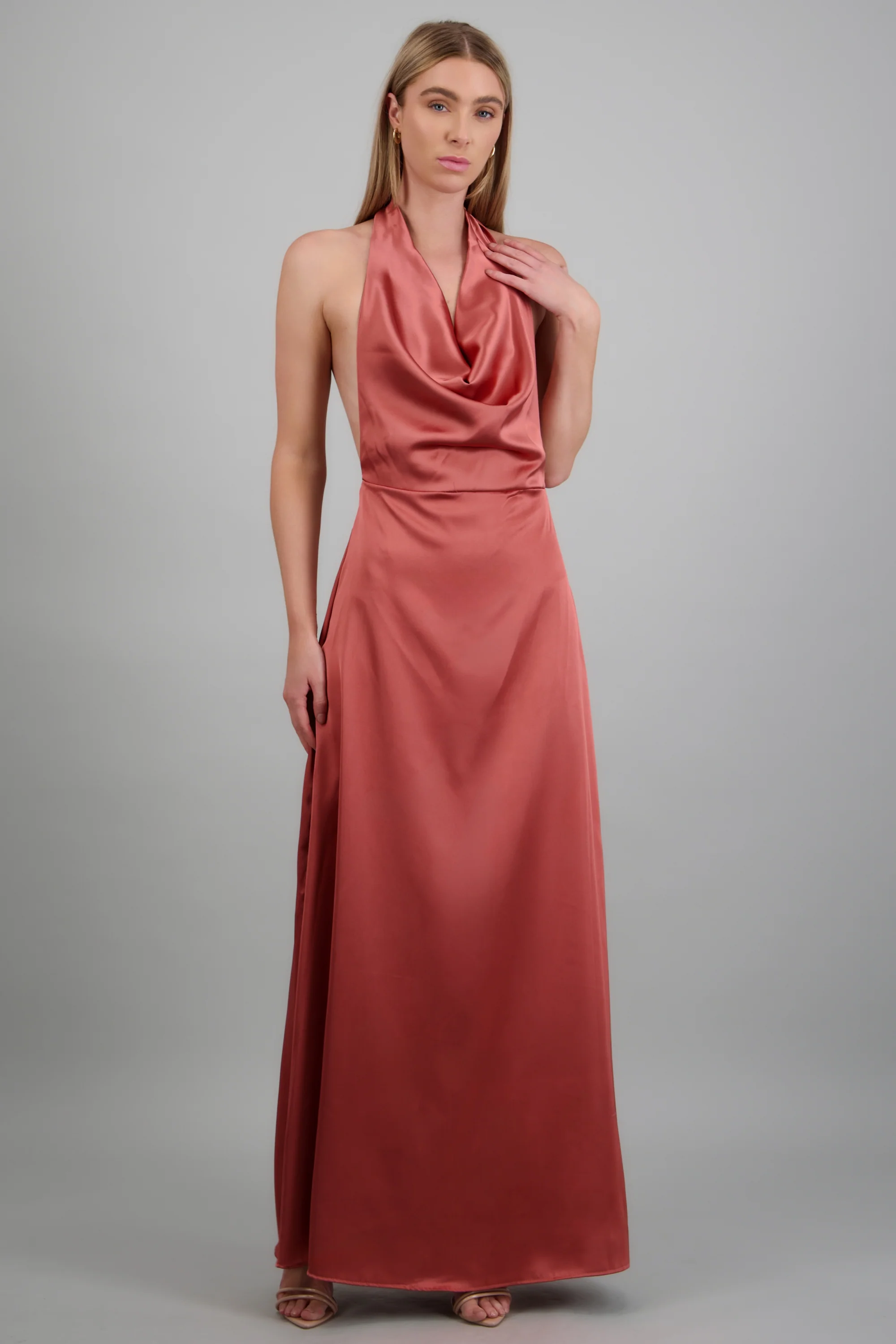 Vestido maxi escote cascada satinado