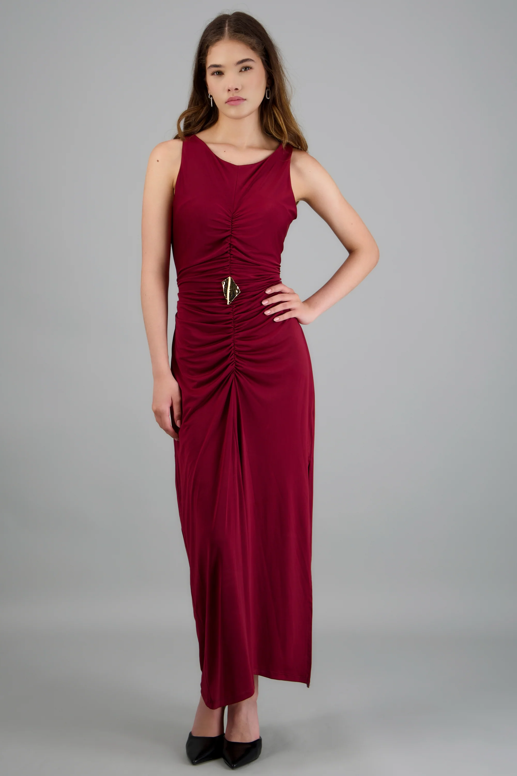 Vestido maxi frunce en medio detalle herraje