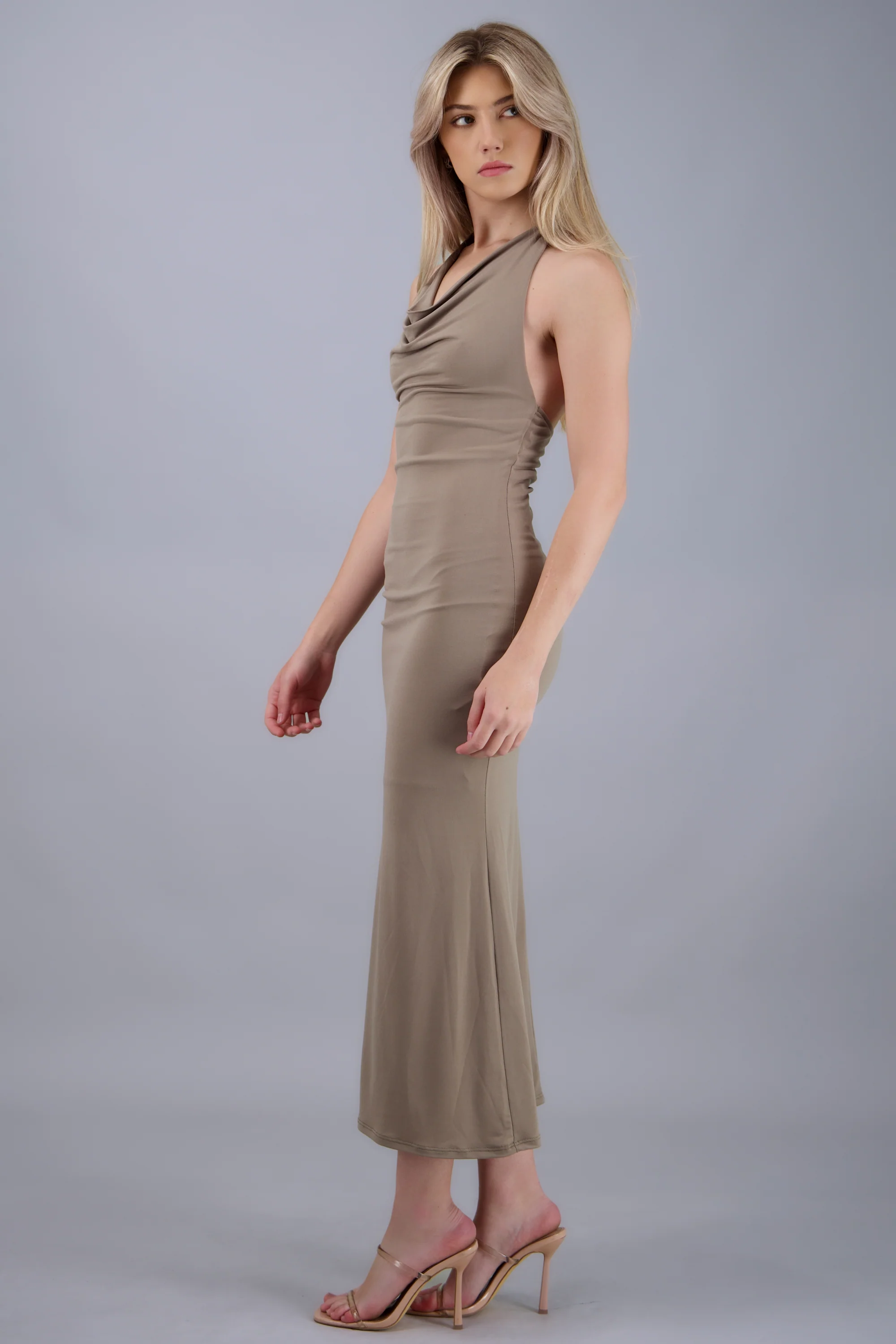 Vestido maxi halter escote columpio - Image 2