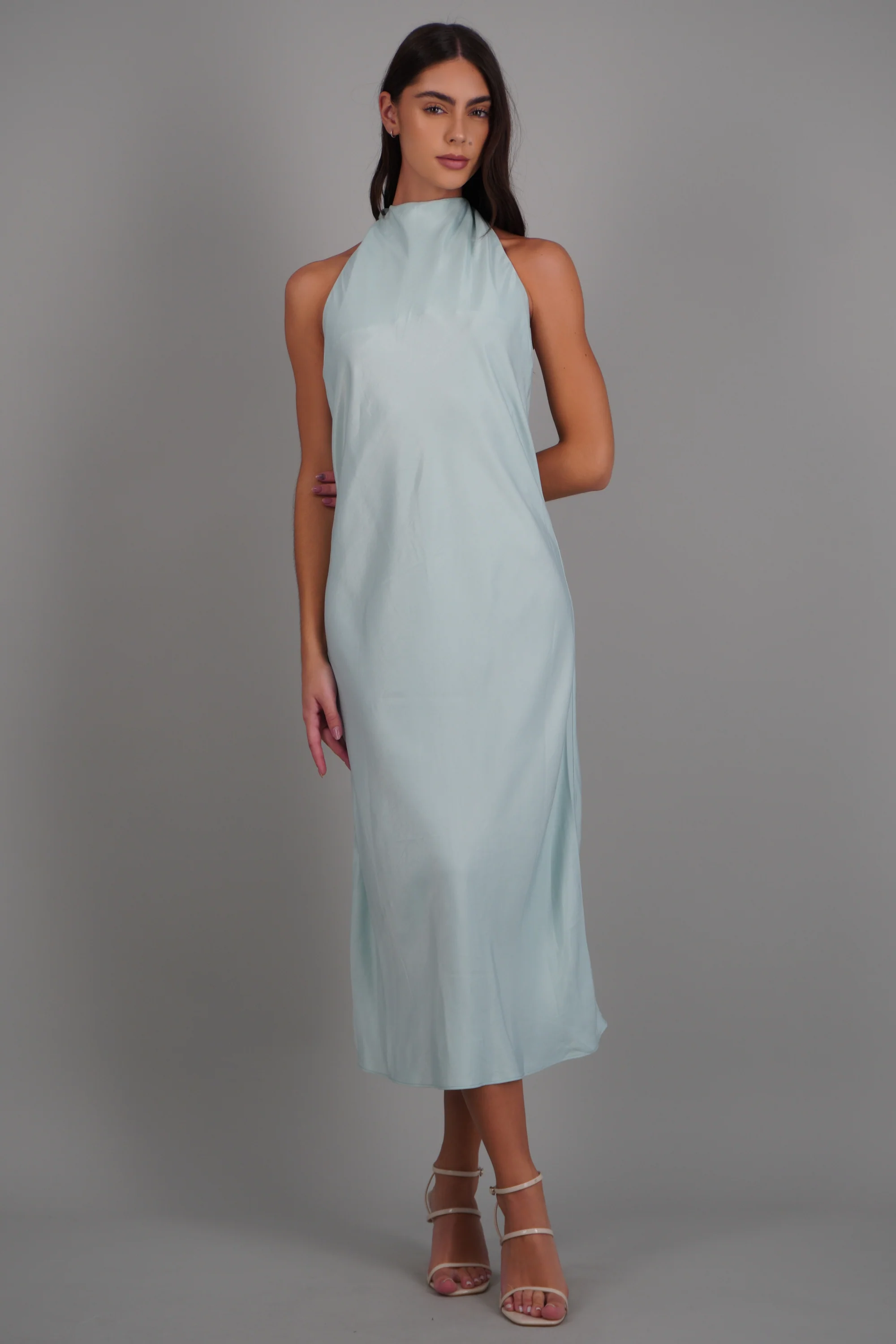 Vestido maxi halter satin fluido - Image 3