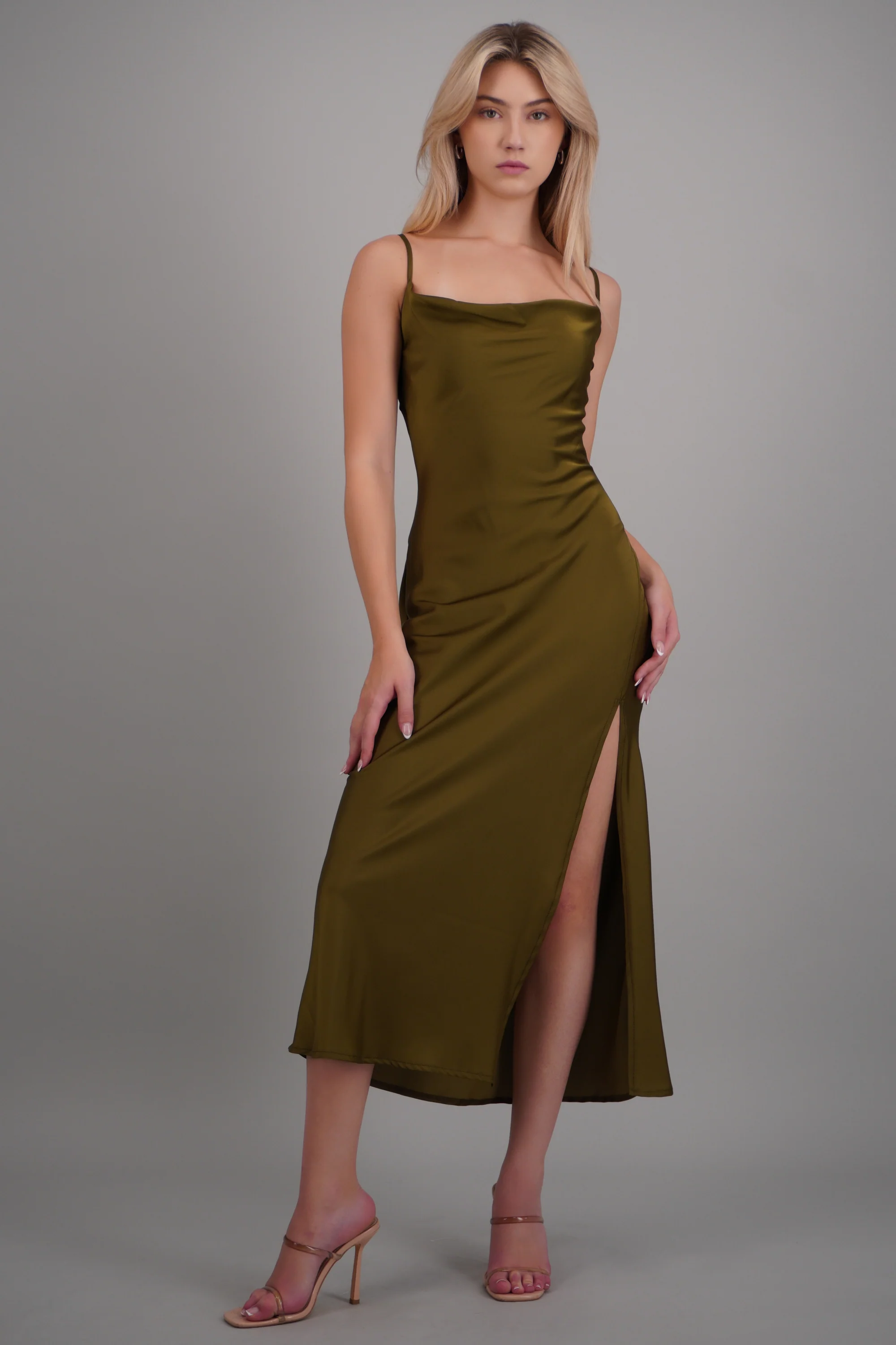 Vestido maxi satin escote columpio
