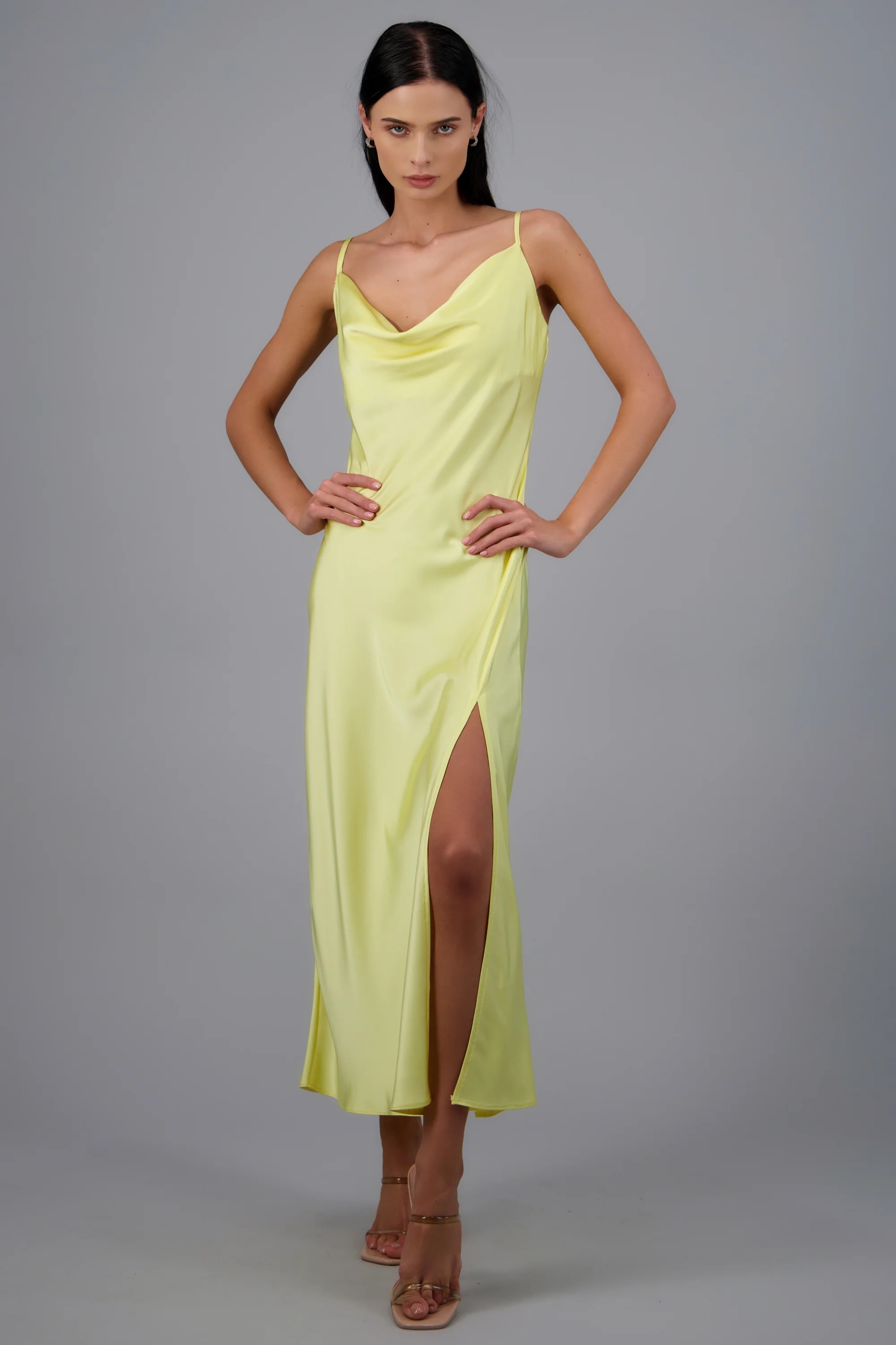 Vestido maxi satin escote columpio