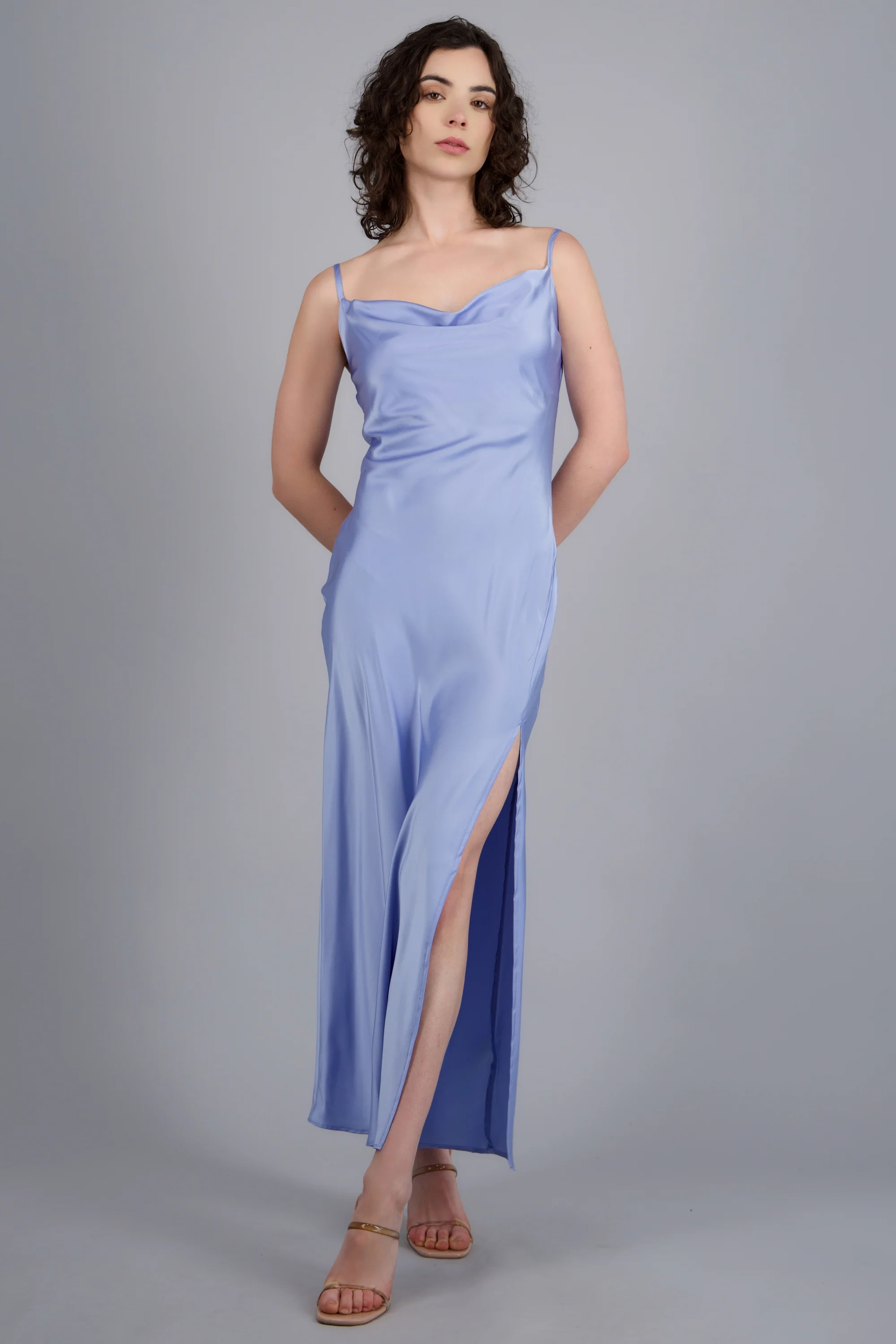 Vestido maxi satin escote columpio
