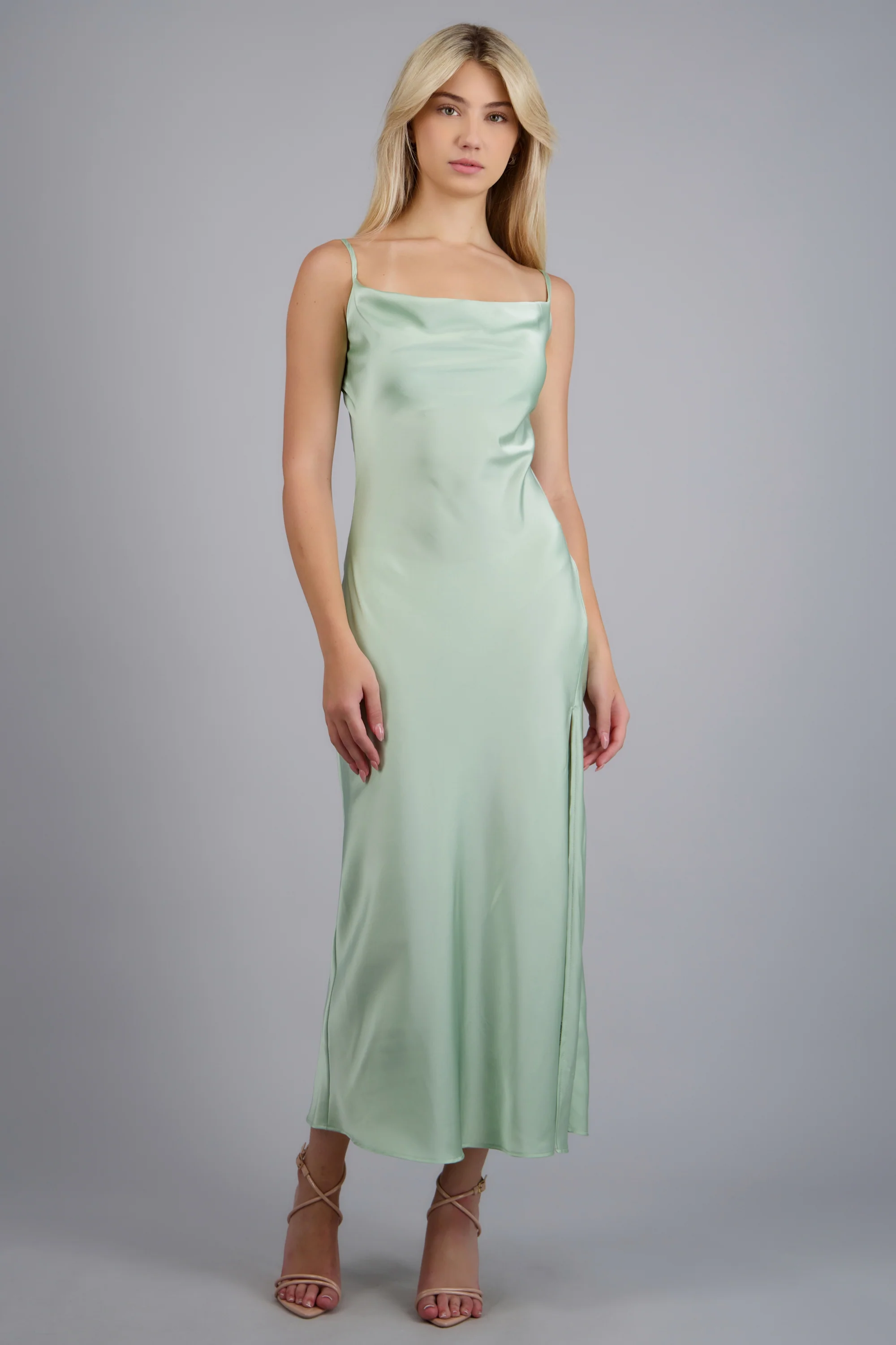 Vestido maxi satin escote columpio