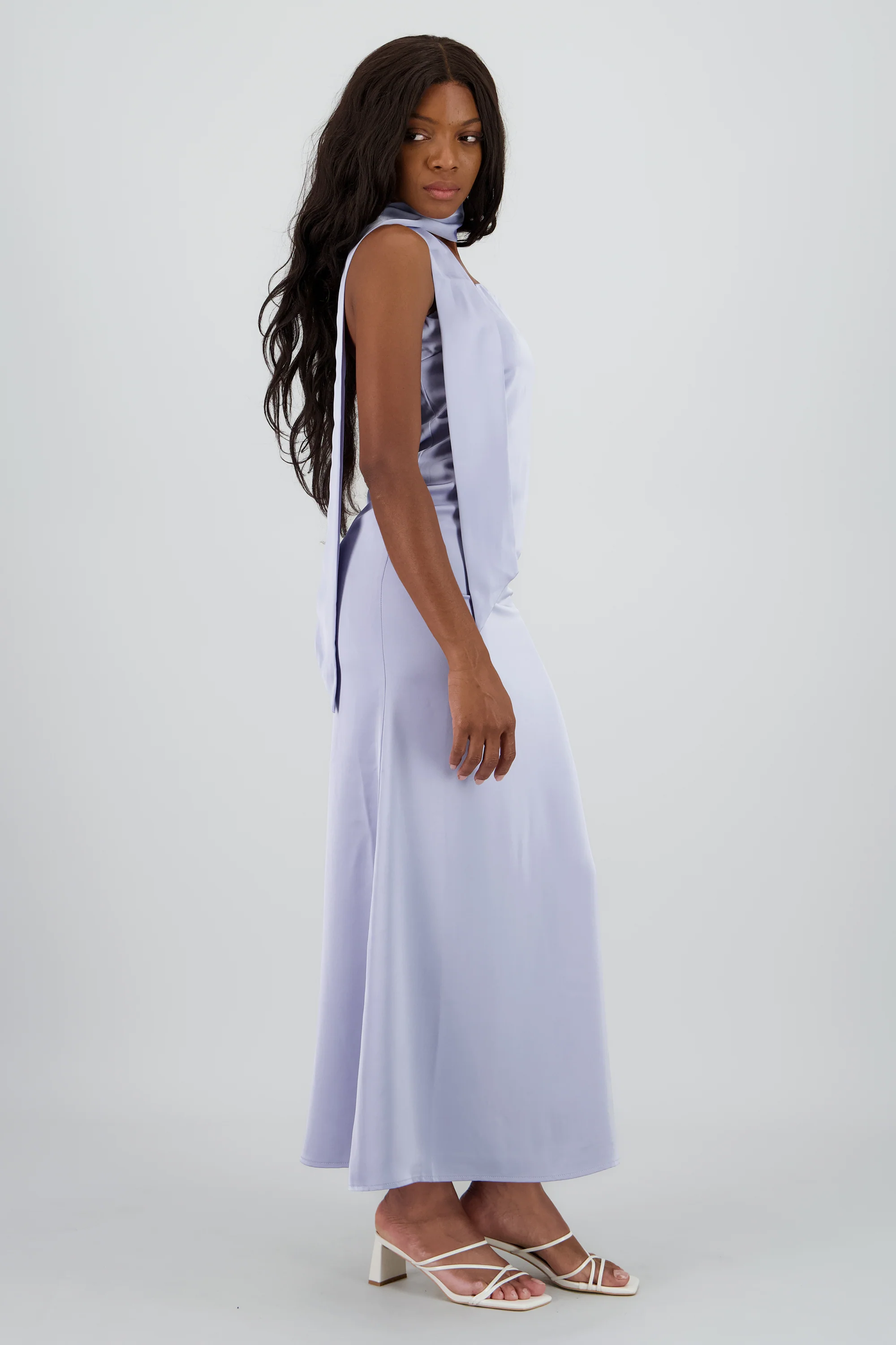 Vestido maxi satin strapless con bufanda - Image 3