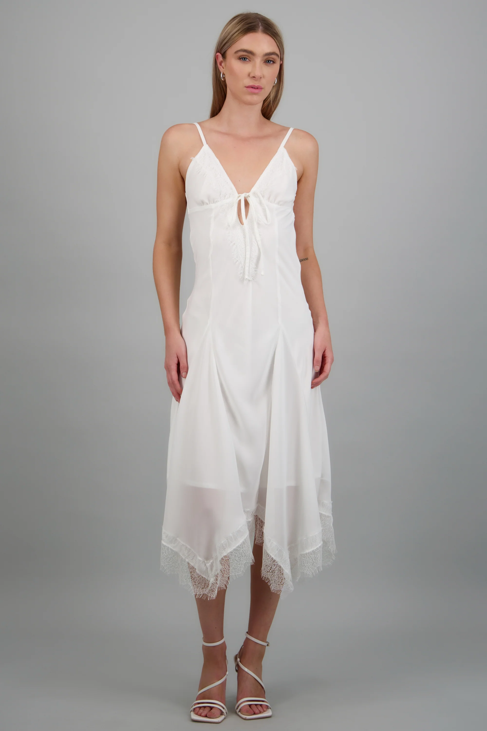 vestido midi cortes encaje