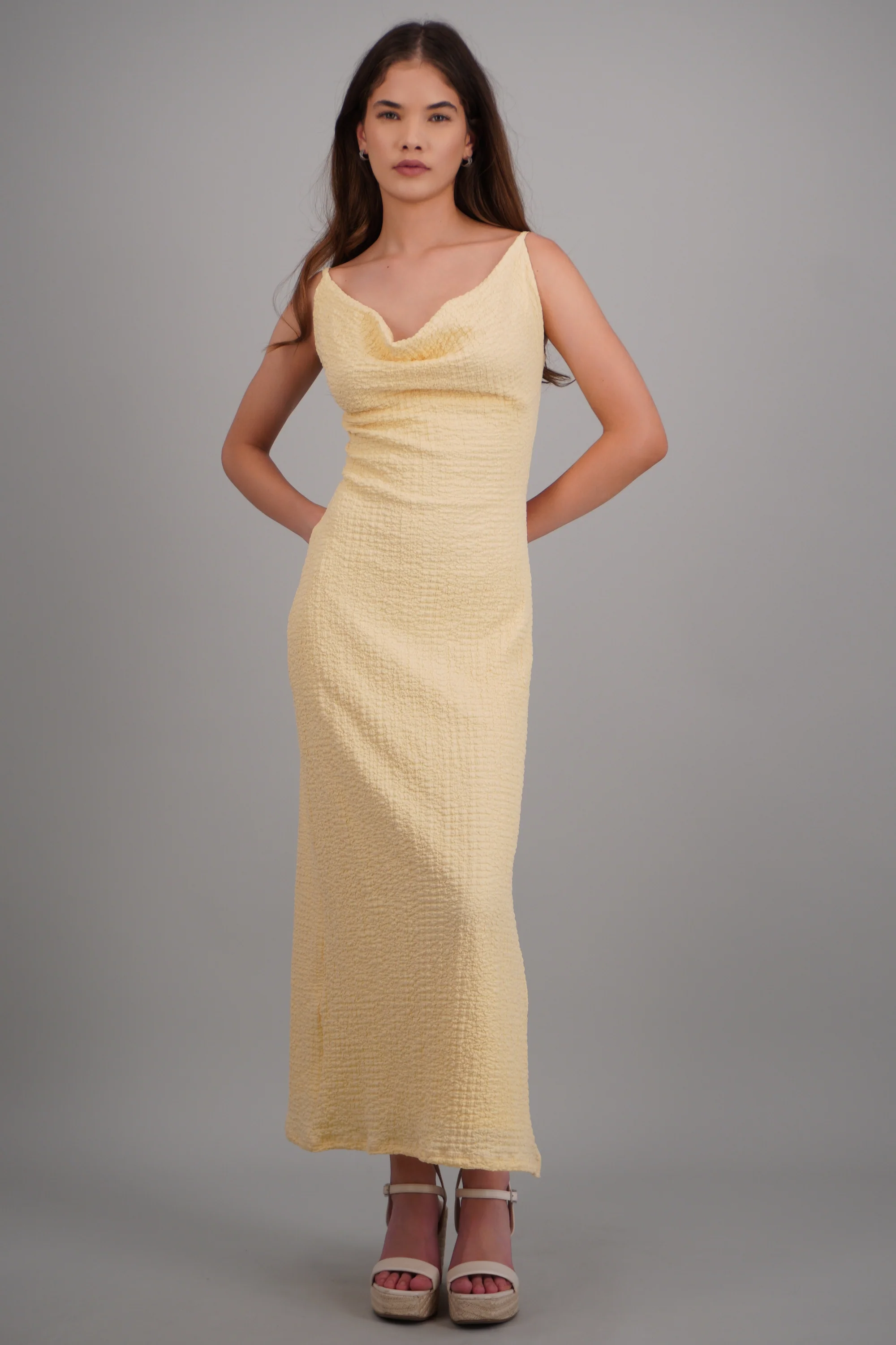 Vestido midi textura detalle espalda tirantes - Image 2