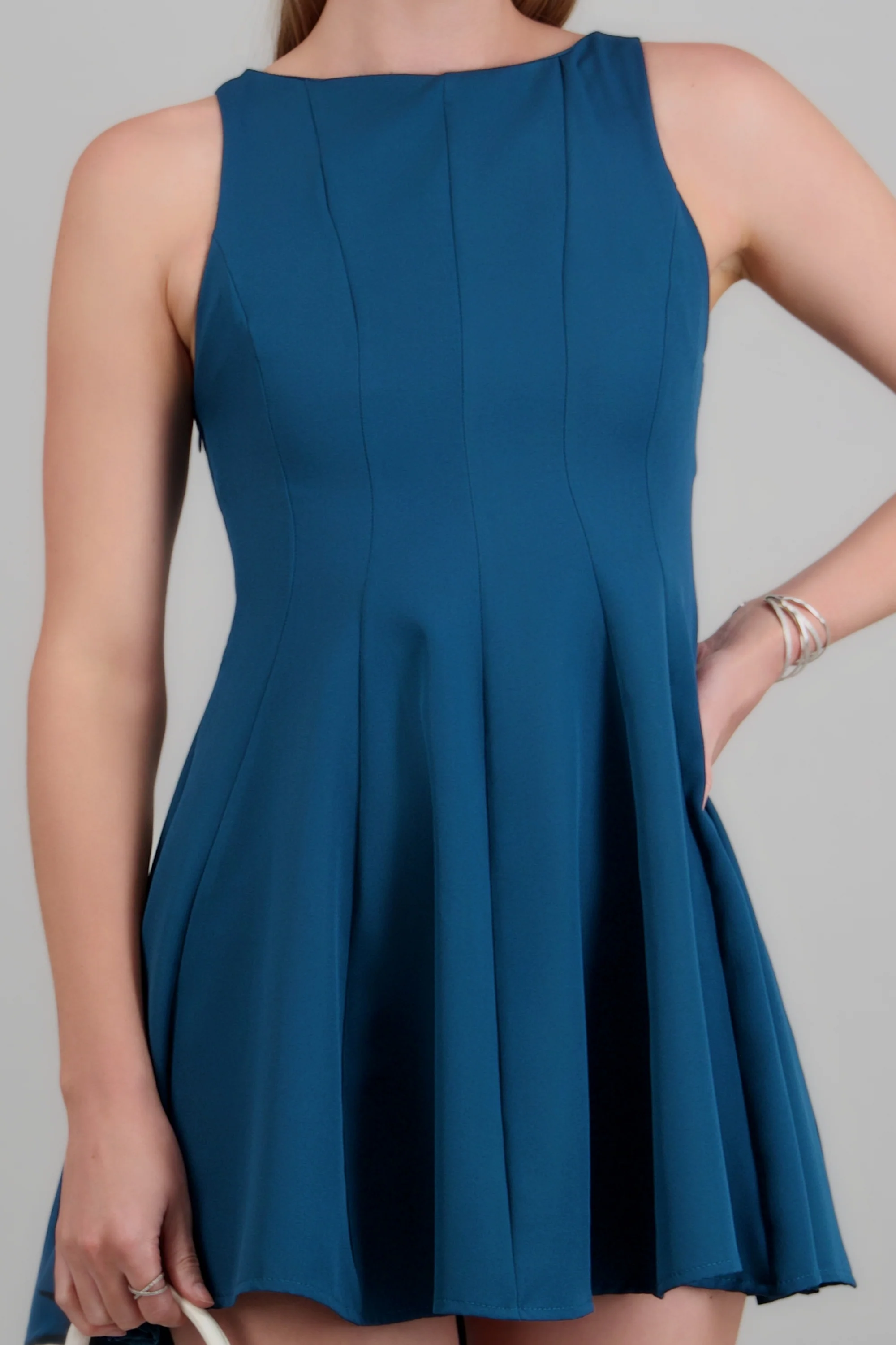 Vestido mini con cortes cuello redondo - Image 5