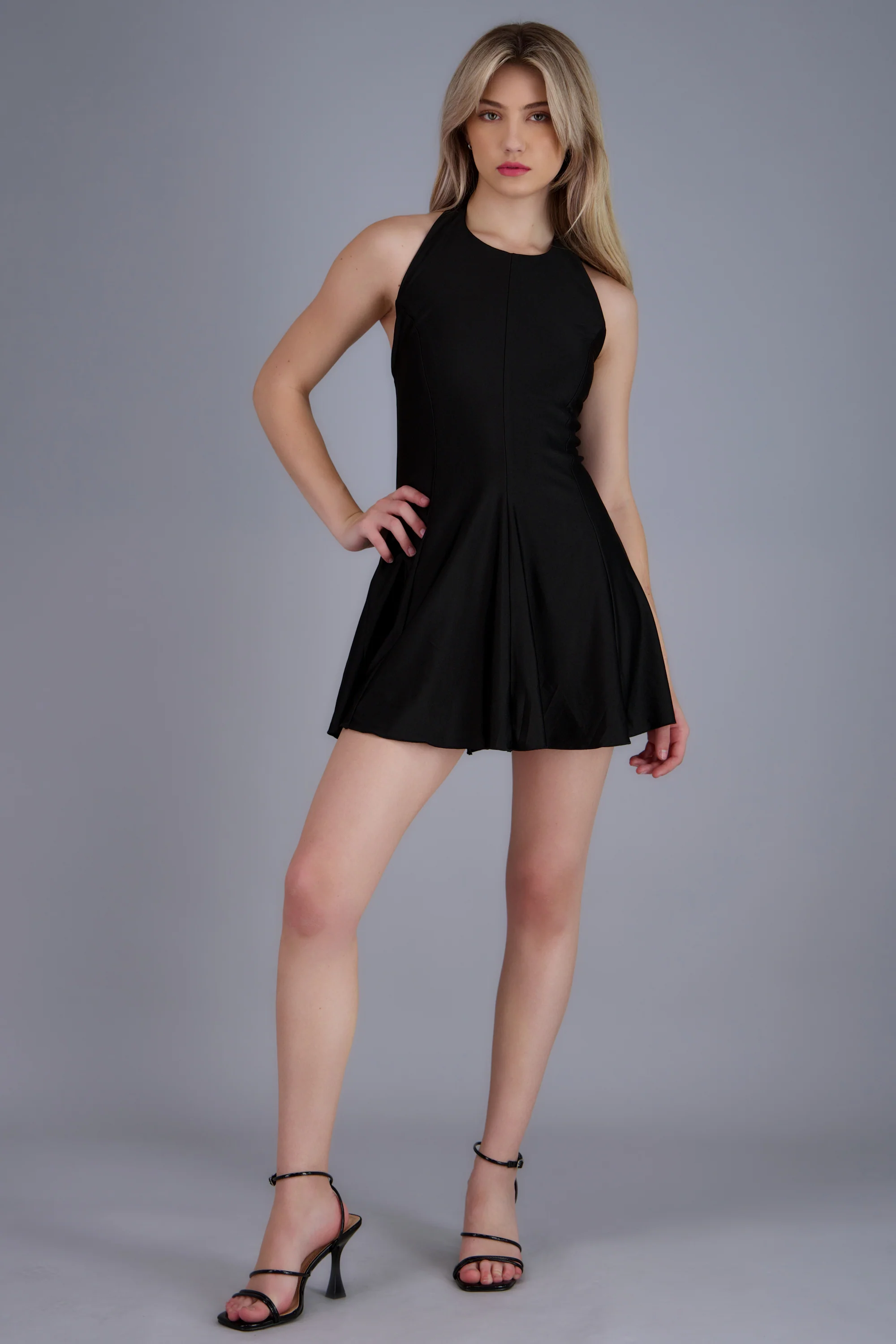 Vestido mini halter fluido - Image 2