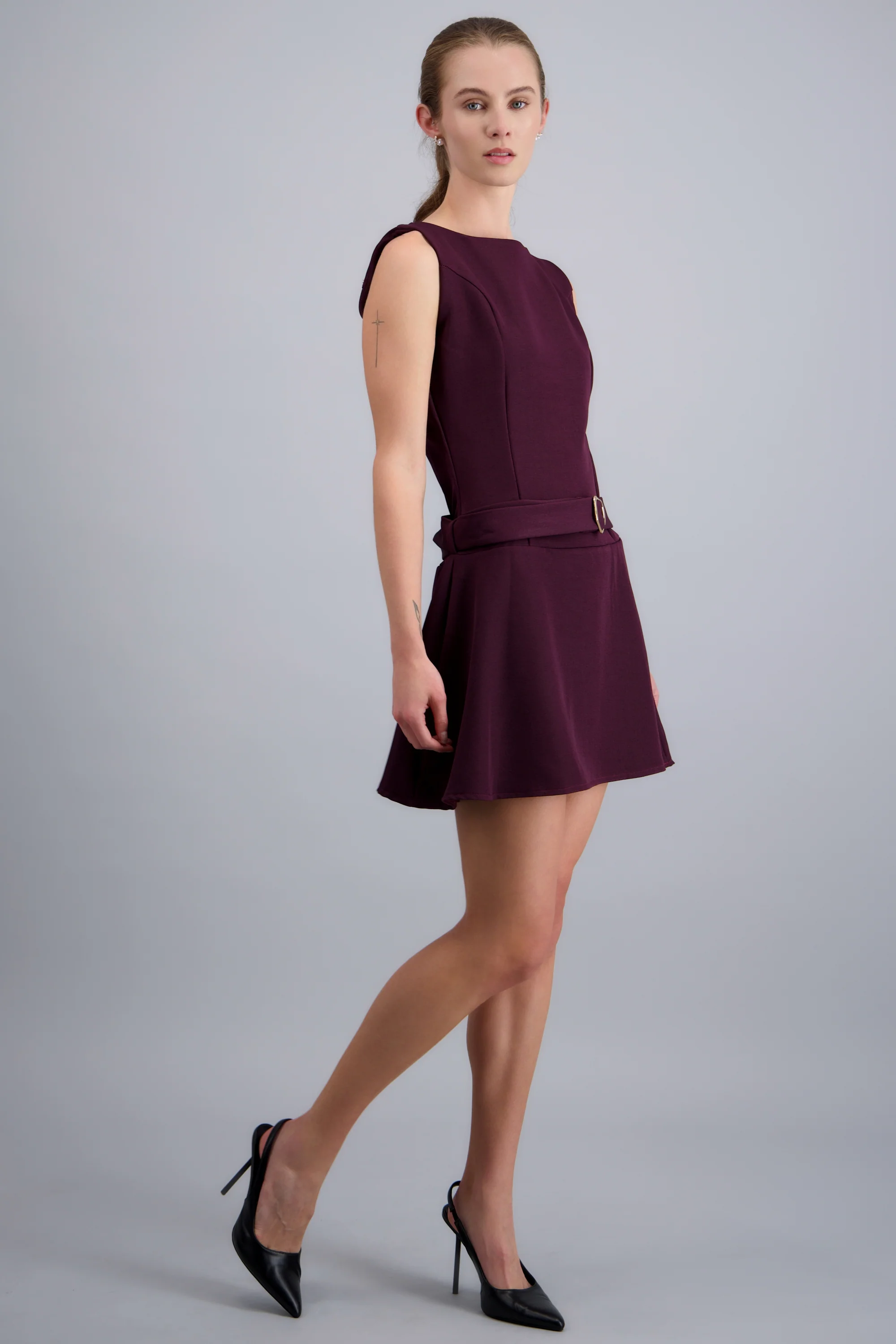 Vestido mini sin mangas con cinturon a tono - Image 2
