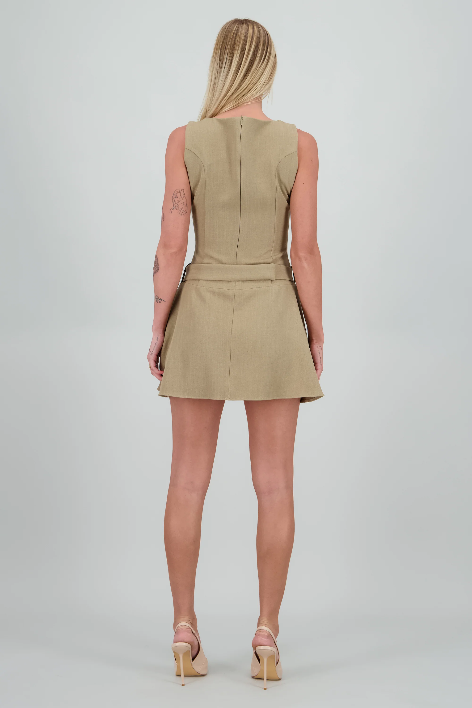 Vestido mini sin mangas con cinturon a tono - Image 4