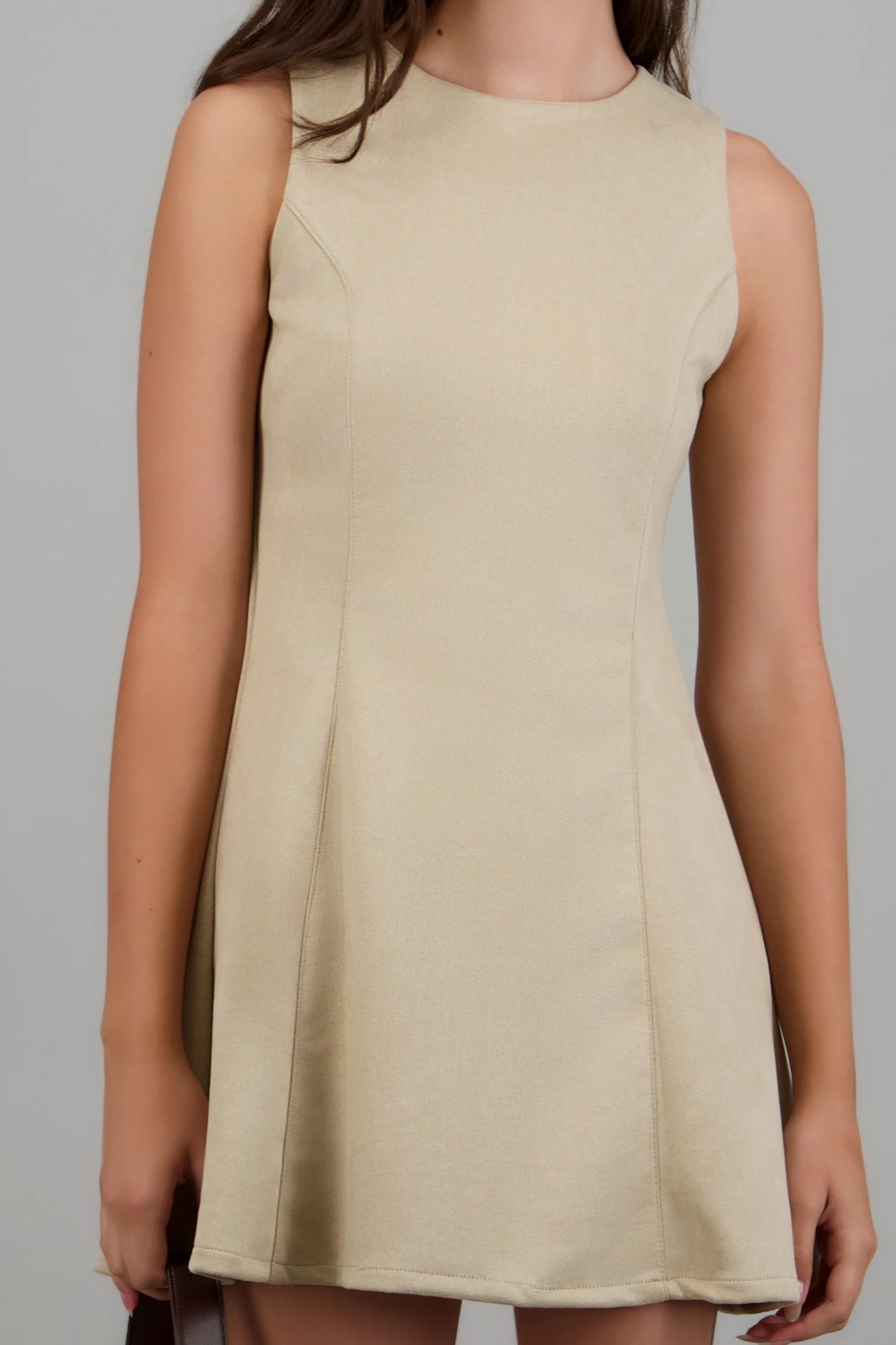 Vestido mini sin mangas detalle cortes - Image 10