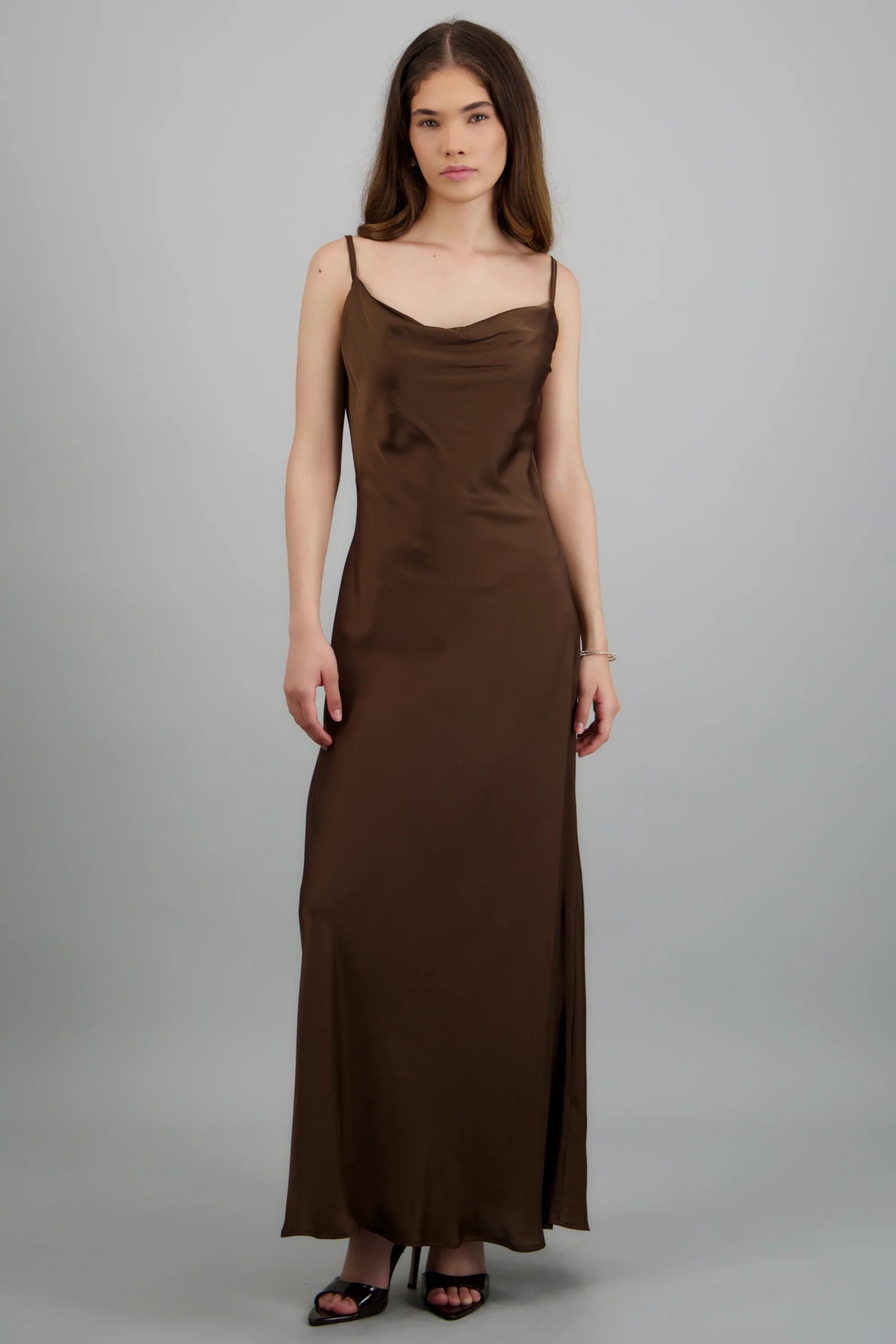 Vestido satin maxi sin mangas escote cascada