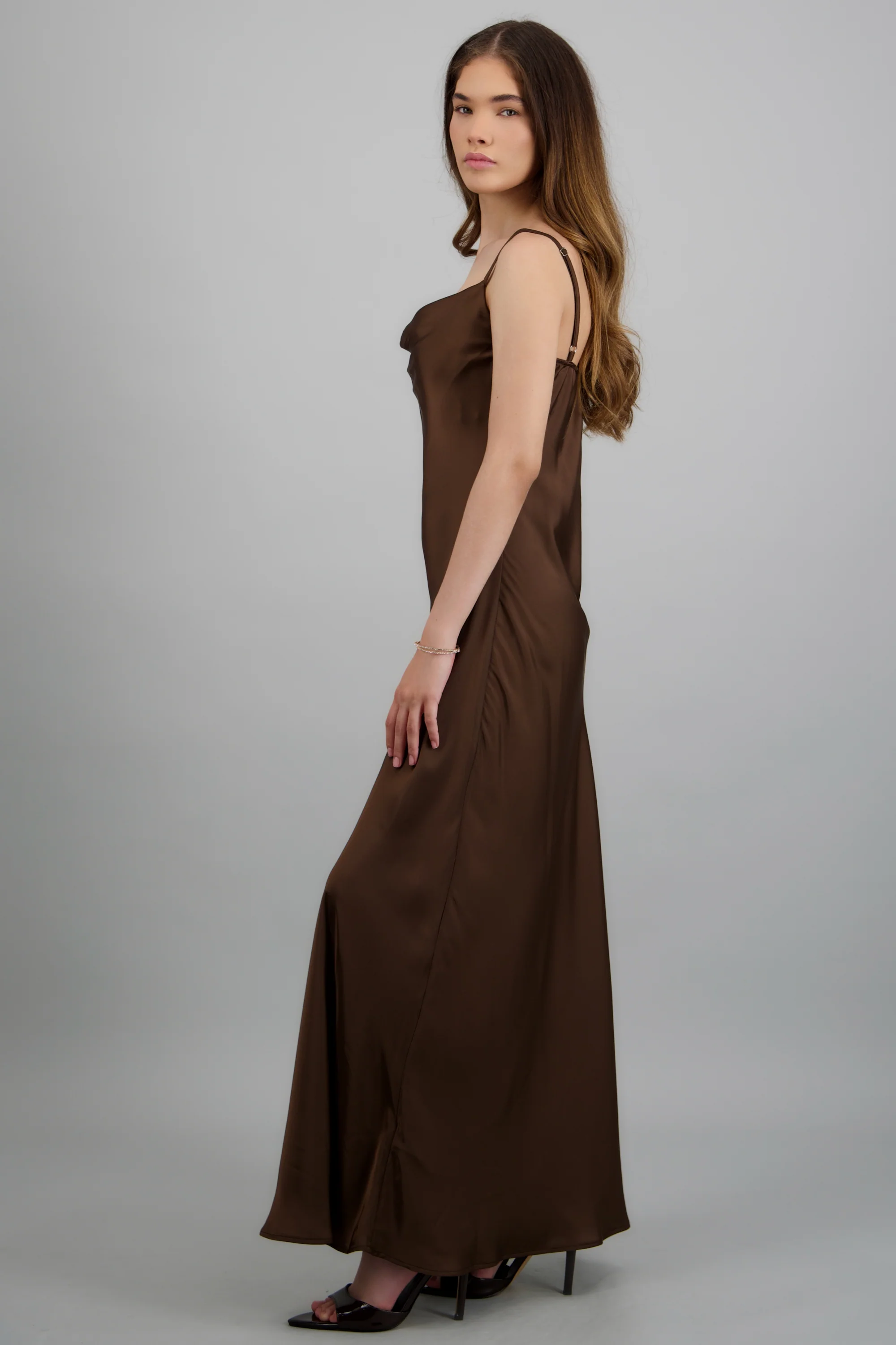 Vestido satin maxi sin mangas escote cascada - Image 3