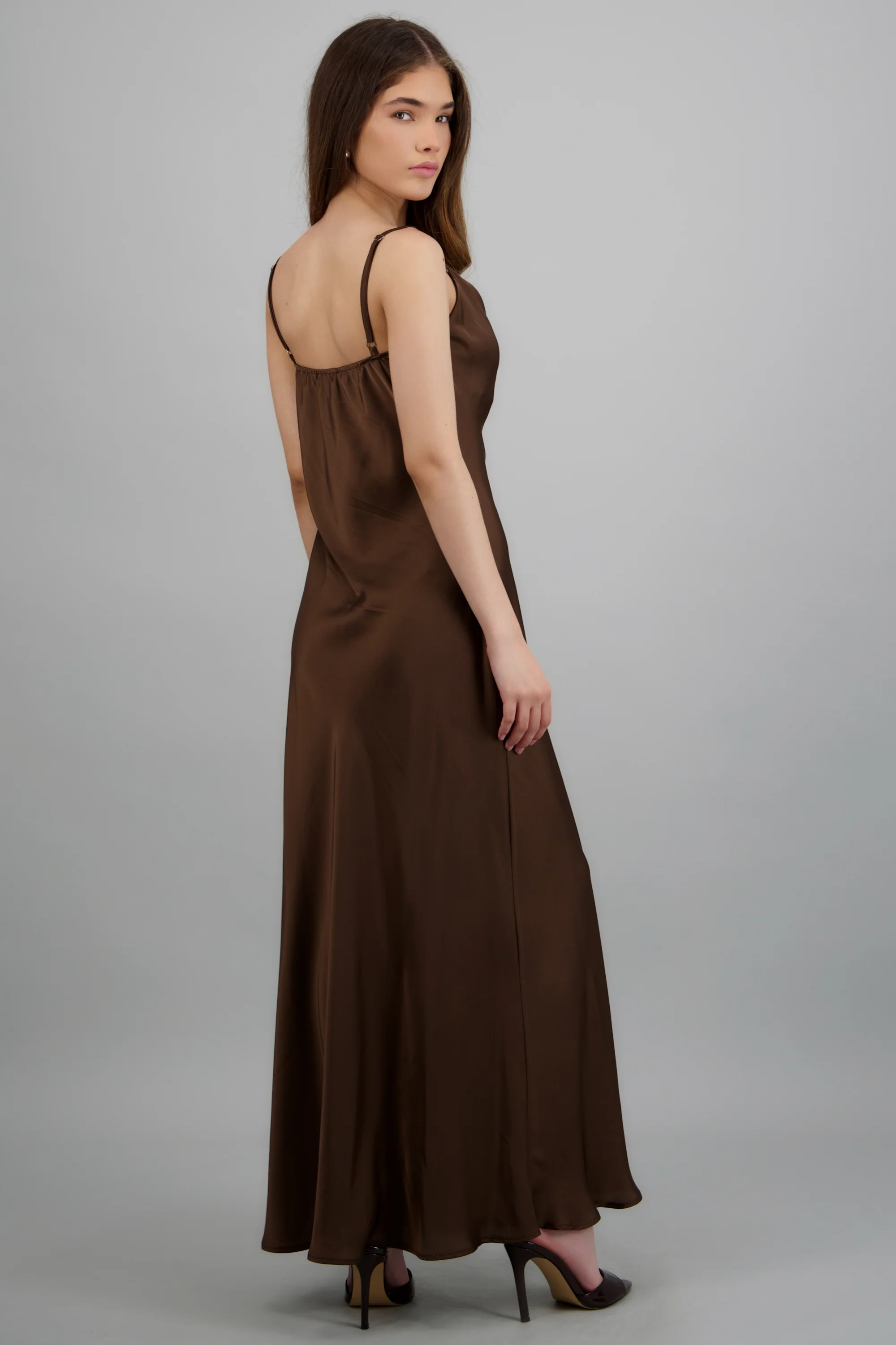 Vestido satin maxi sin mangas escote cascada - Image 4